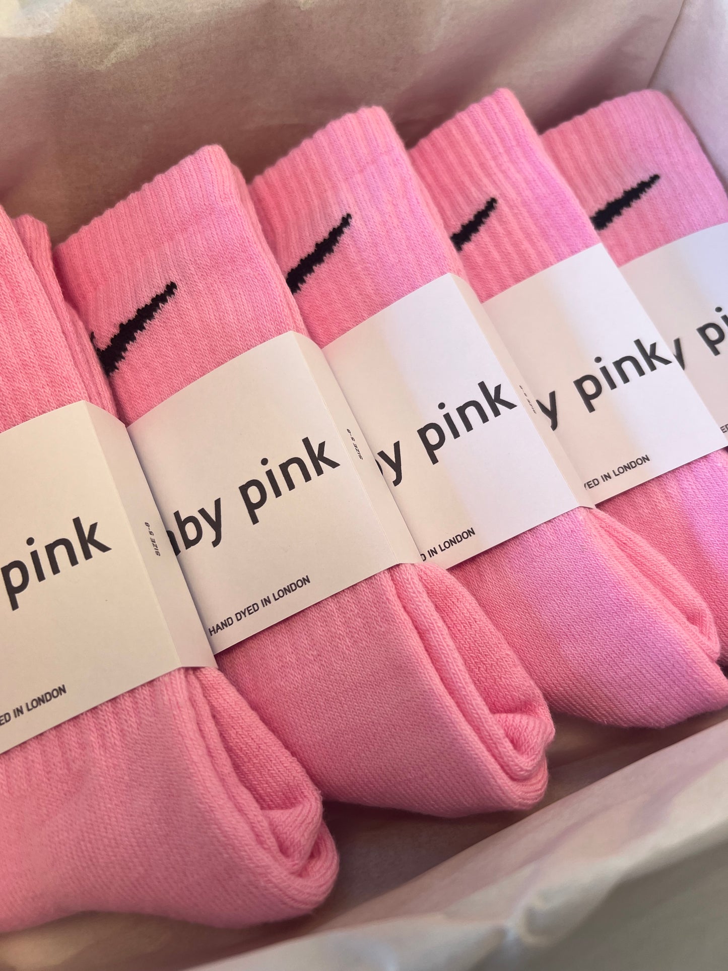 5 pairs Nike crew socks. 5 pack Nike everyday crew socks. Hand dyed colours.