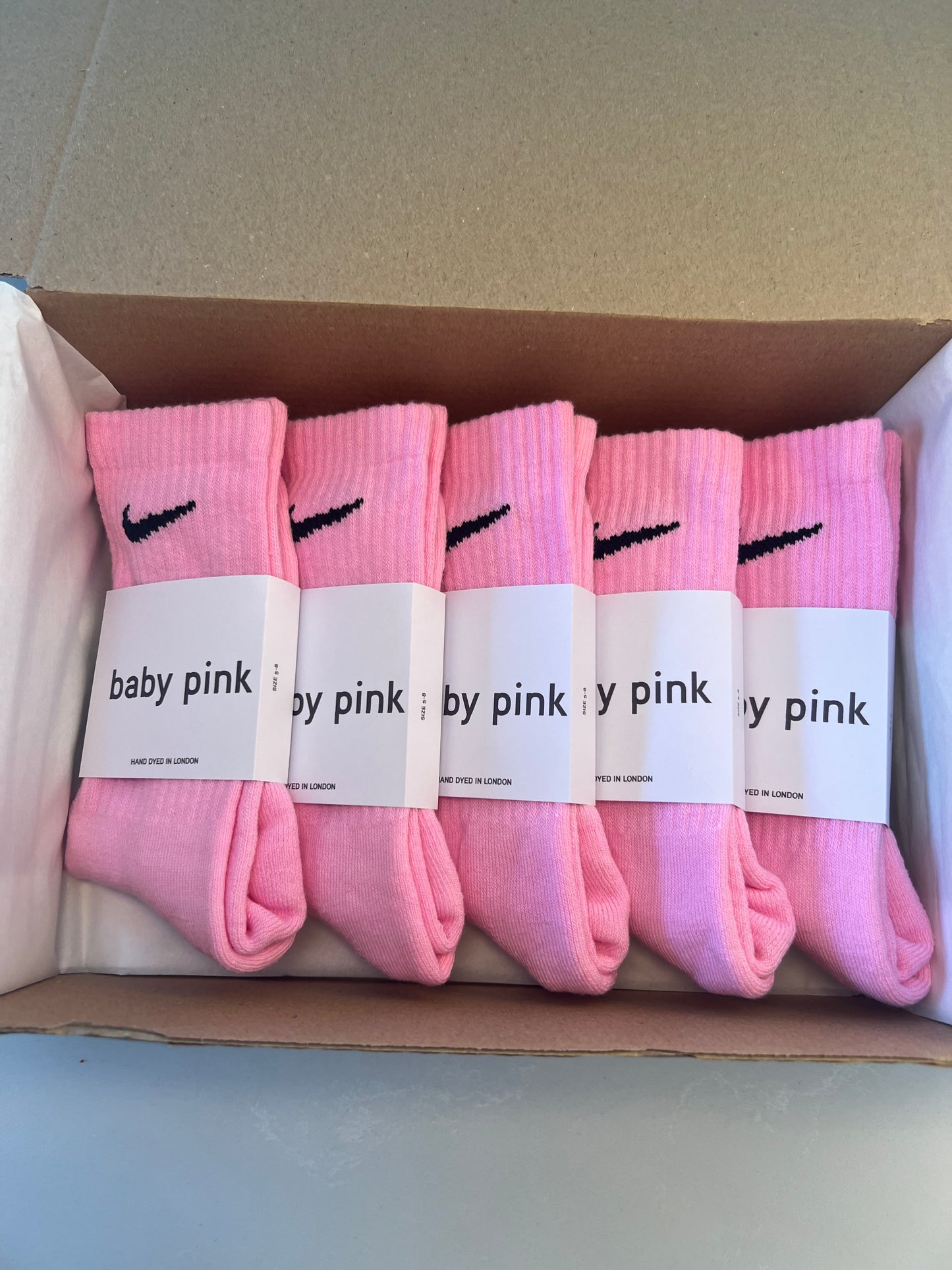 5 pairs Nike crew socks. 5 pack Nike everyday crew socks. Hand dyed colours.