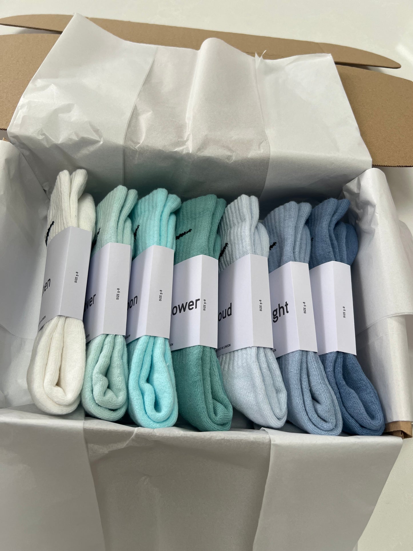 7 pairs Nike crew socks. 7 pack Nike everyday crew socks. Hand dyed colours.
