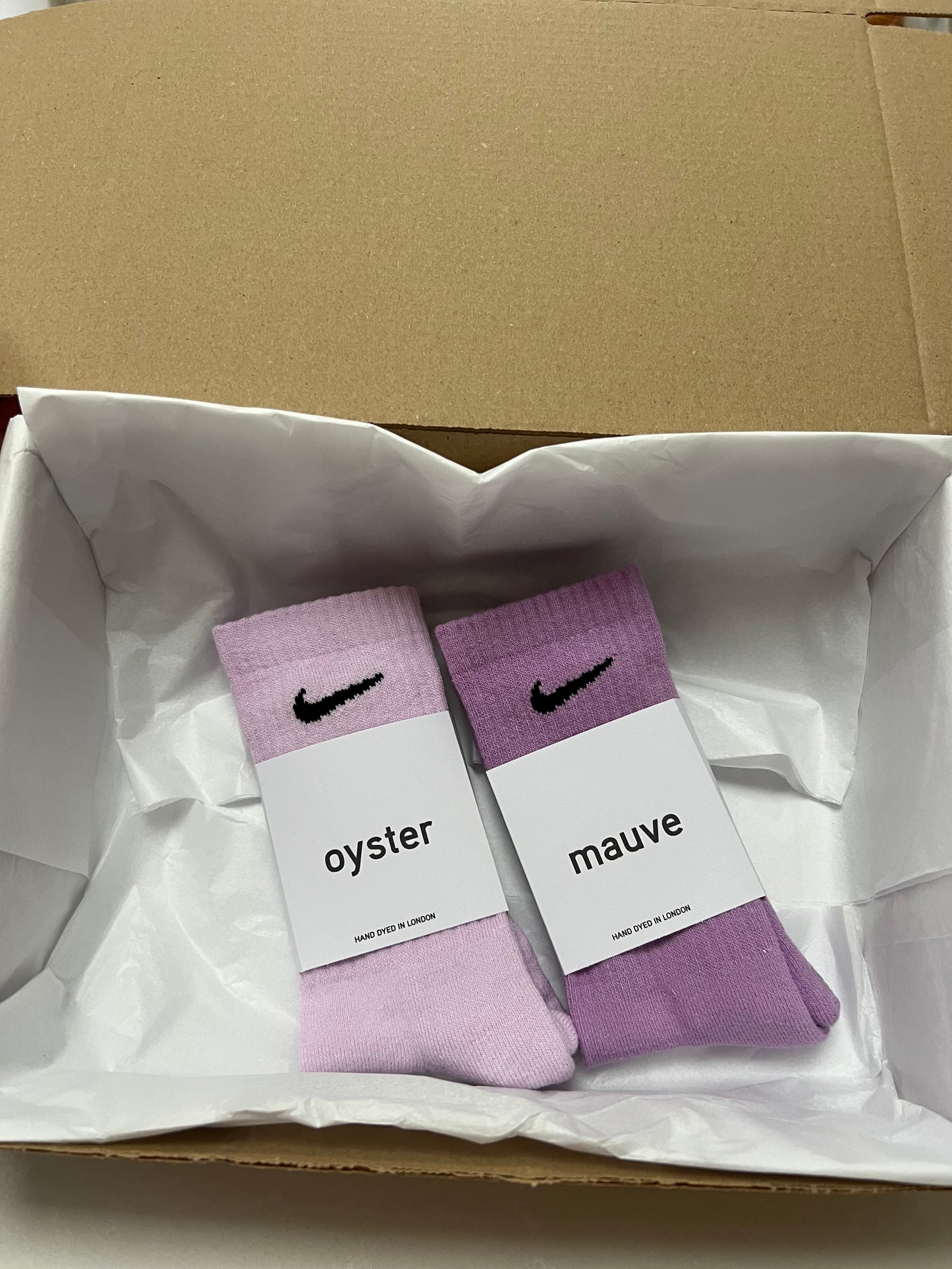 2 pairs Nike crew socks. 2 pack Nike everyday crew socks. Hand dyed colours.