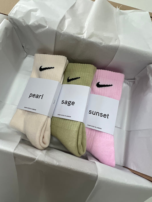 3 pairs Nike crew socks. 3 pack Nike everyday crew socks. Hand dyed colours.