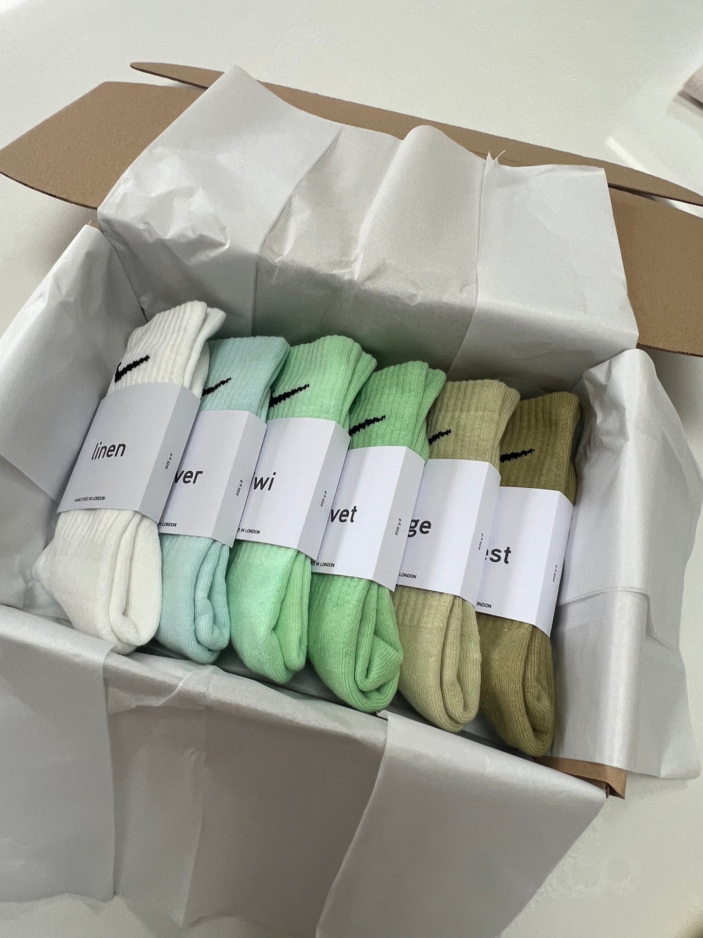 6 pairs Nike crew socks. 6 pack Nike everyday crew socks. Hand dyed colours.