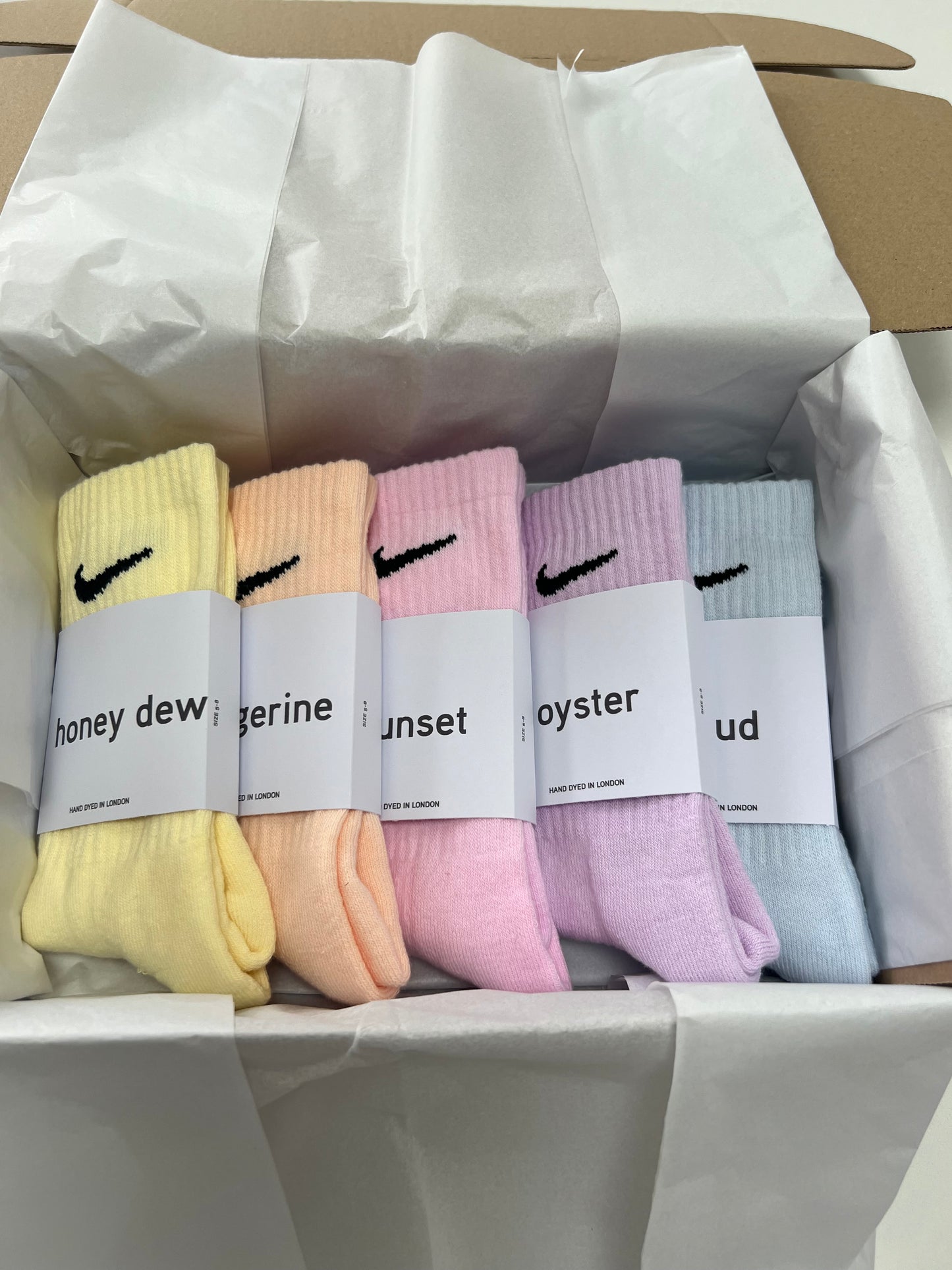 5 pairs Nike crew socks. 5 pack Nike everyday crew socks. Hand dyed colours.