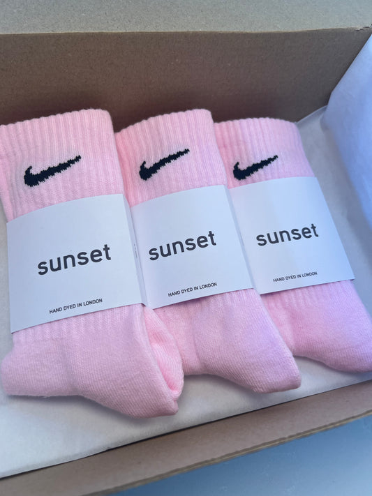 3 pairs Nike crew socks. 3 pack Nike everyday crew socks. Hand dyed colours.