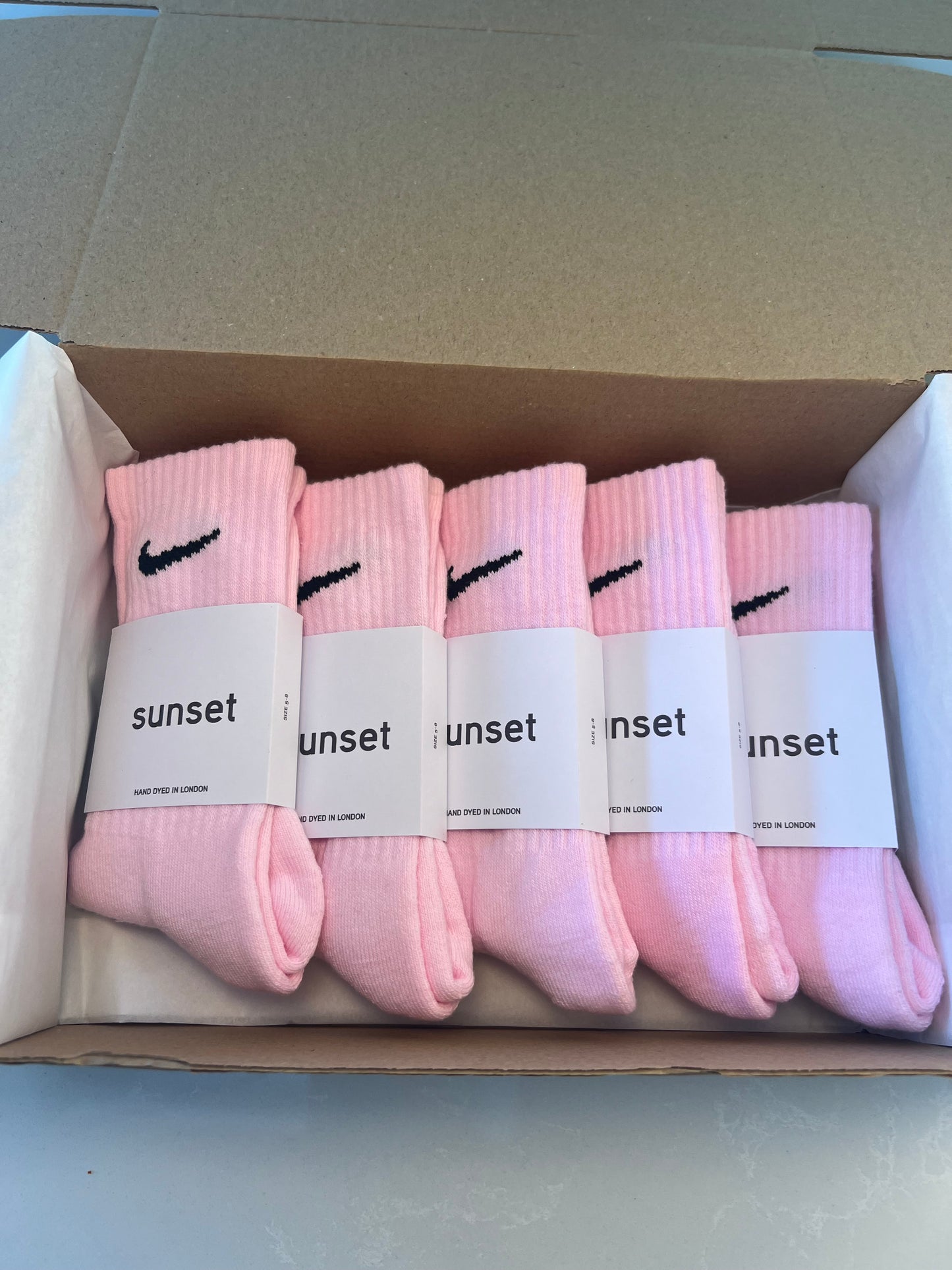 5 pairs Nike crew socks. 5 pack Nike everyday crew socks. Hand dyed colours.