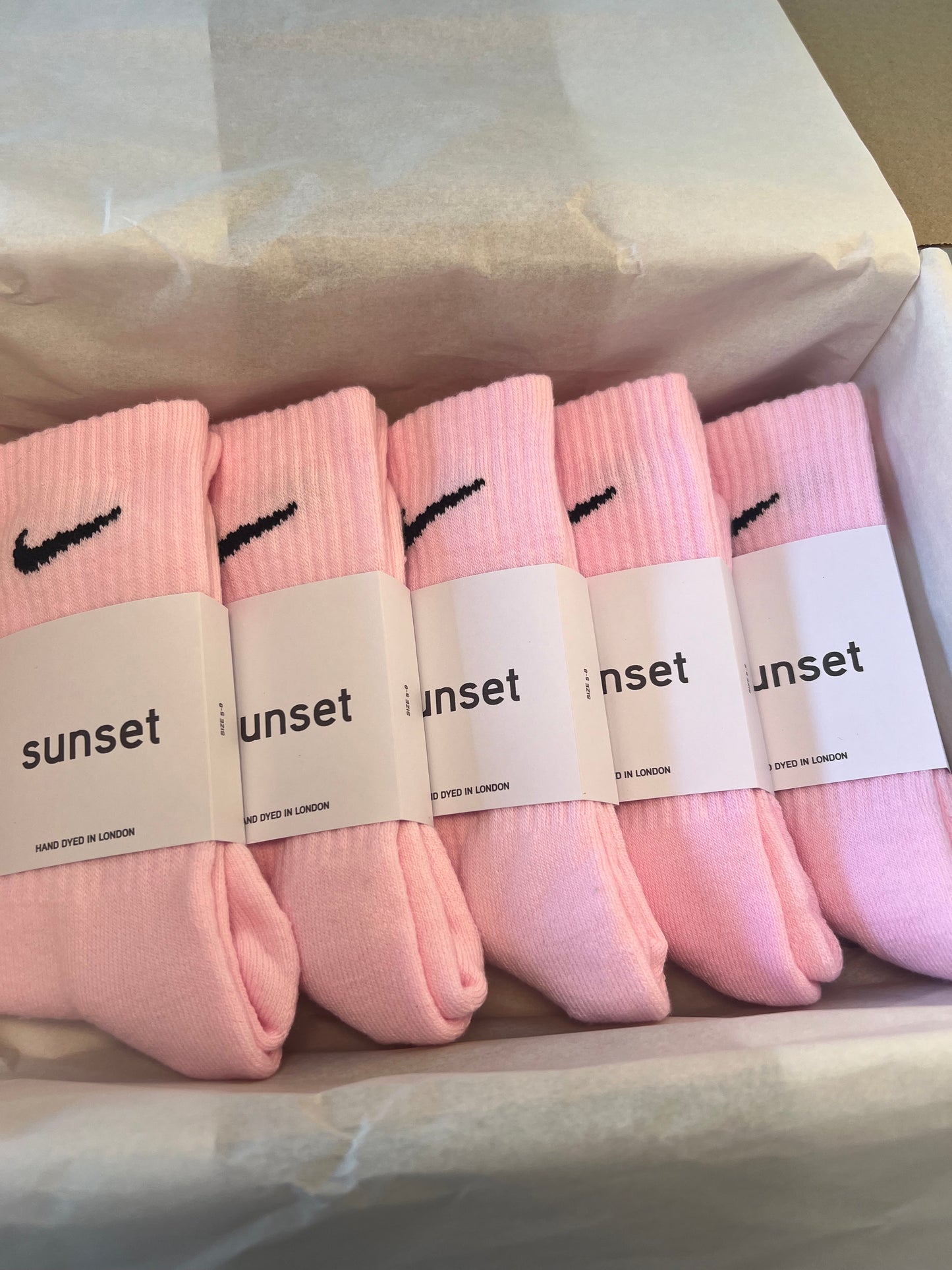 5 pairs Nike crew socks. 5 pack Nike everyday crew socks. Hand dyed colours.