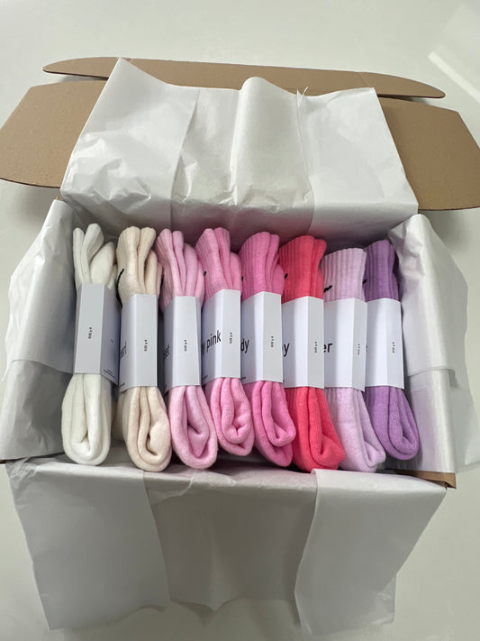 8 pairs Nike crew socks. 8 pack Nike everyday crew socks. Hand dyed colours.