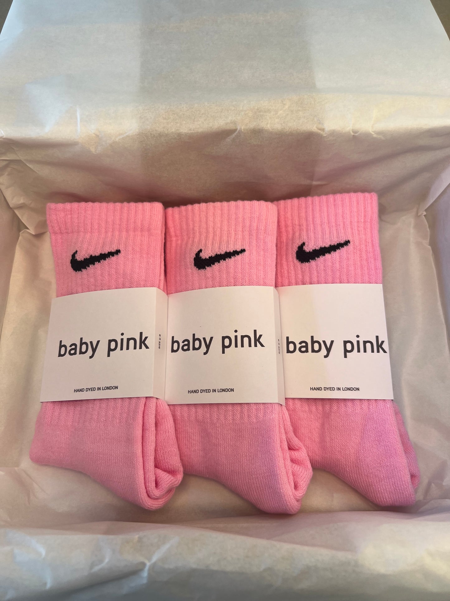 3 pairs Nike crew socks. 3 pack Nike everyday crew socks. Hand dyed colours.