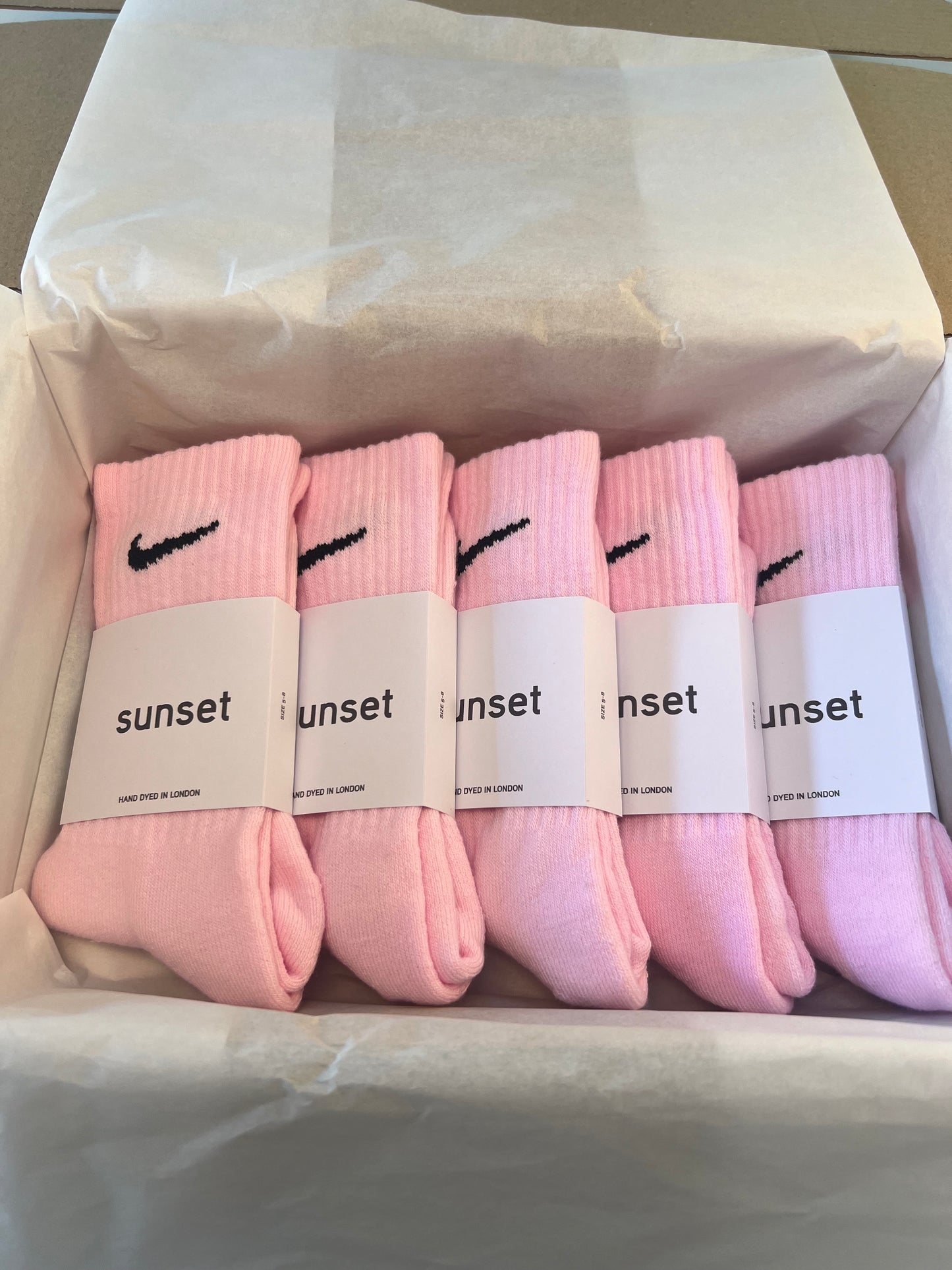 5 pairs Nike crew socks. 5 pack Nike everyday crew socks. Hand dyed colours.
