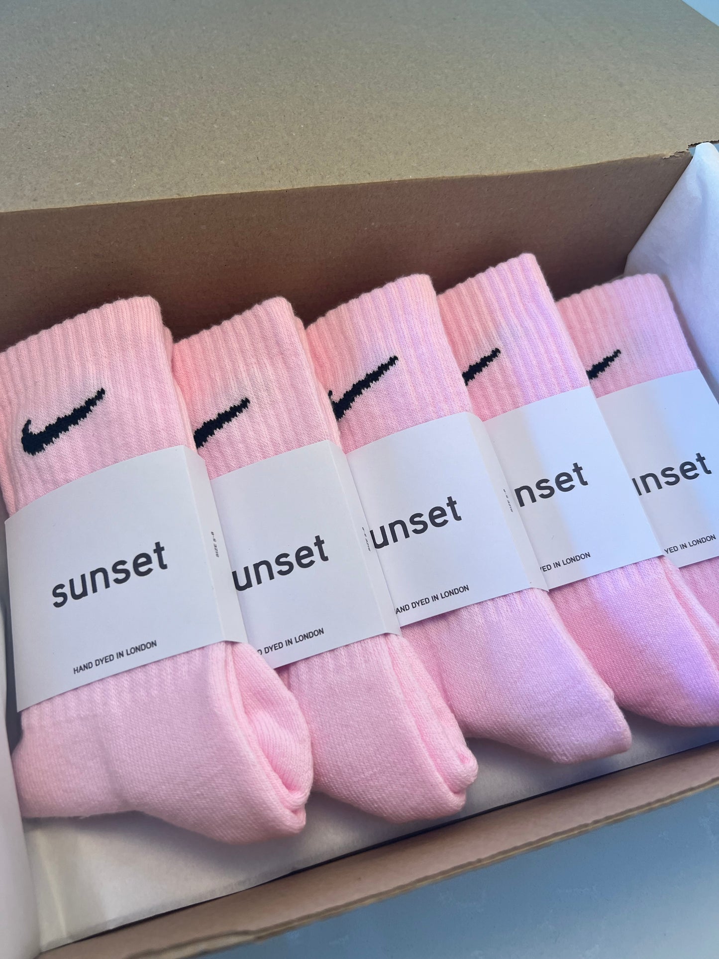 5 pairs Nike crew socks. 5 pack Nike everyday crew socks. Hand dyed colours.