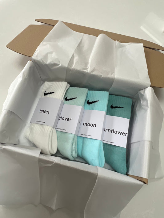 4 pairs Nike crew socks. 4 pack Nike everyday crew socks. Hand dyed colours.