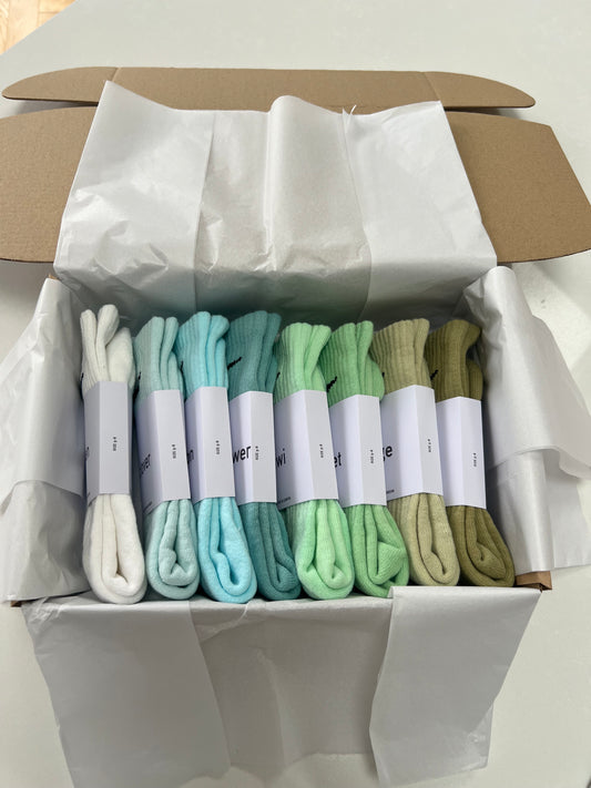8 pairs Nike crew socks. 8 pack Nike everyday crew socks. Hand dyed colours.