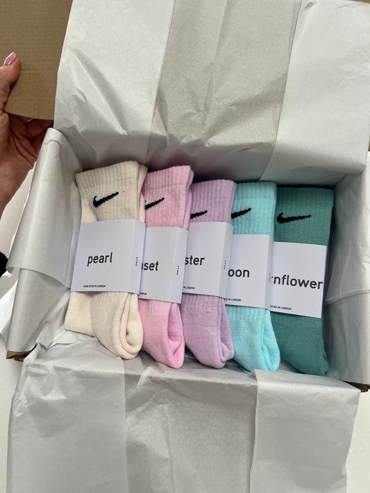 5 pairs Nike crew socks. 5 pack Nike everyday crew socks. Hand dyed colours.