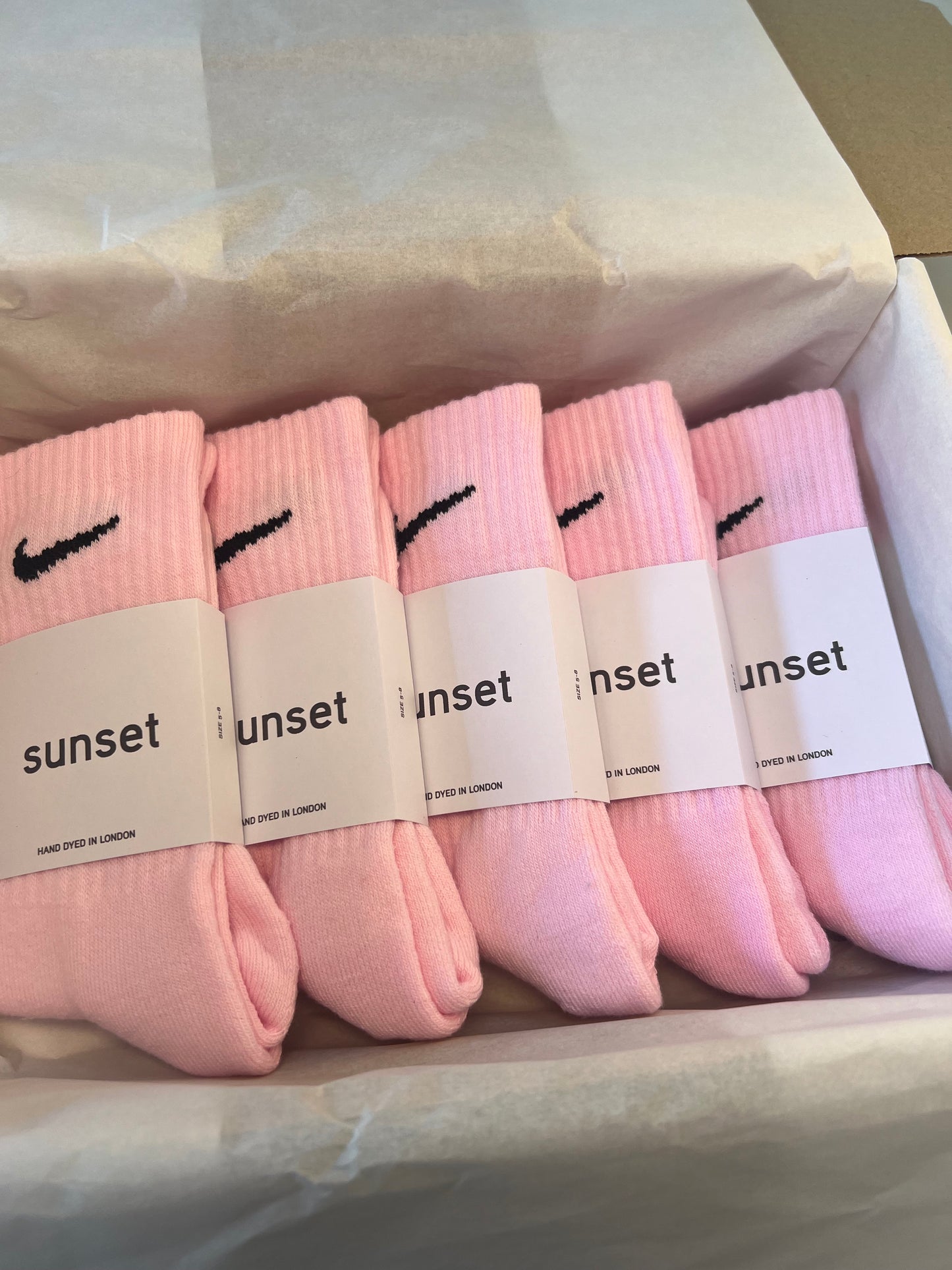 5 pairs Nike crew socks. 5 pack Nike everyday crew socks. Hand dyed colours.