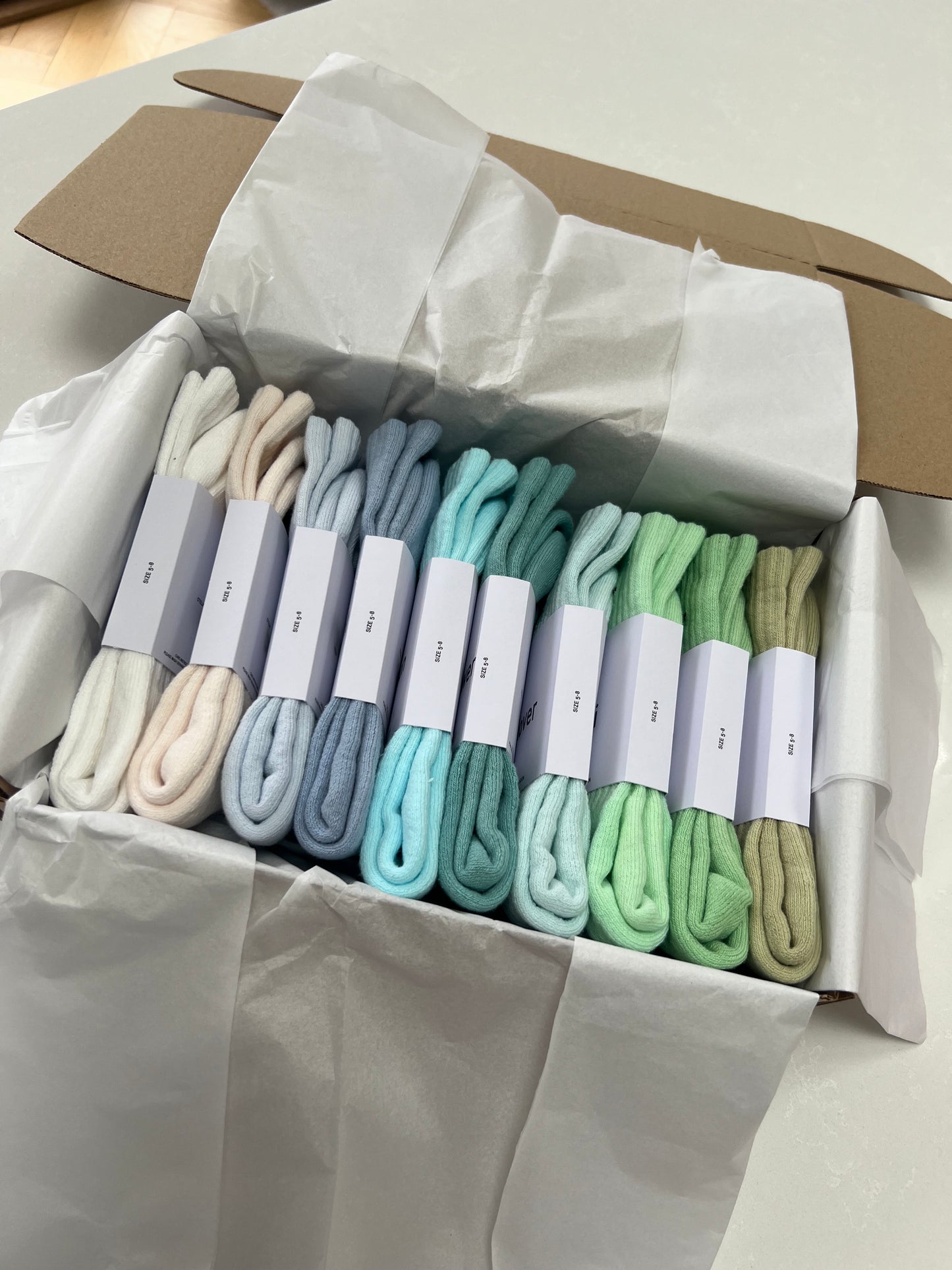 10 pairs Nike crew socks. 10 pack Nike everyday crew socks. Hand dyed colours.