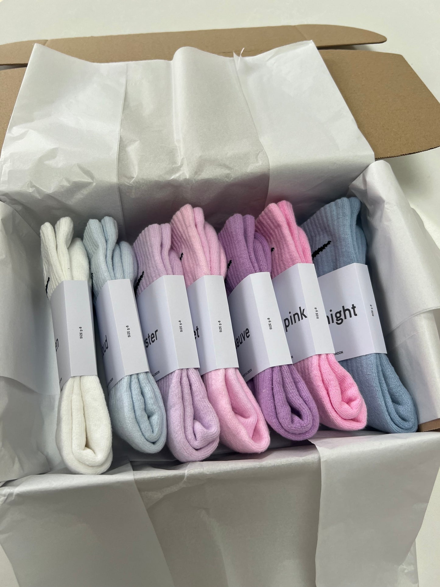 7 pairs Nike crew socks. 7 pack Nike everyday crew socks. Hand dyed colours.
