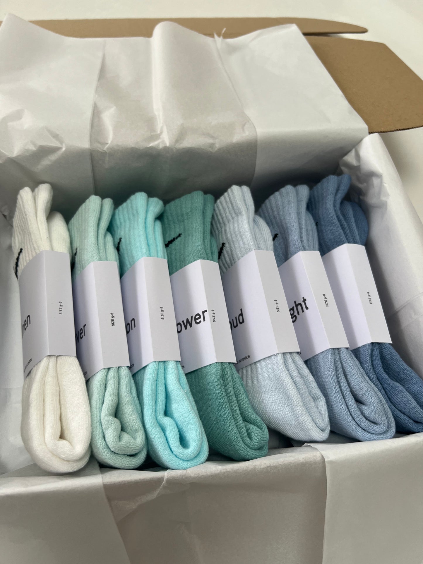 7 pairs Nike crew socks. 7 pack Nike everyday crew socks. Hand dyed colours.