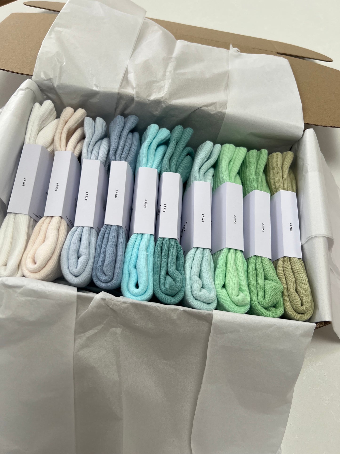 10 pairs Nike crew socks. 10 pack Nike everyday crew socks. Hand dyed colours.