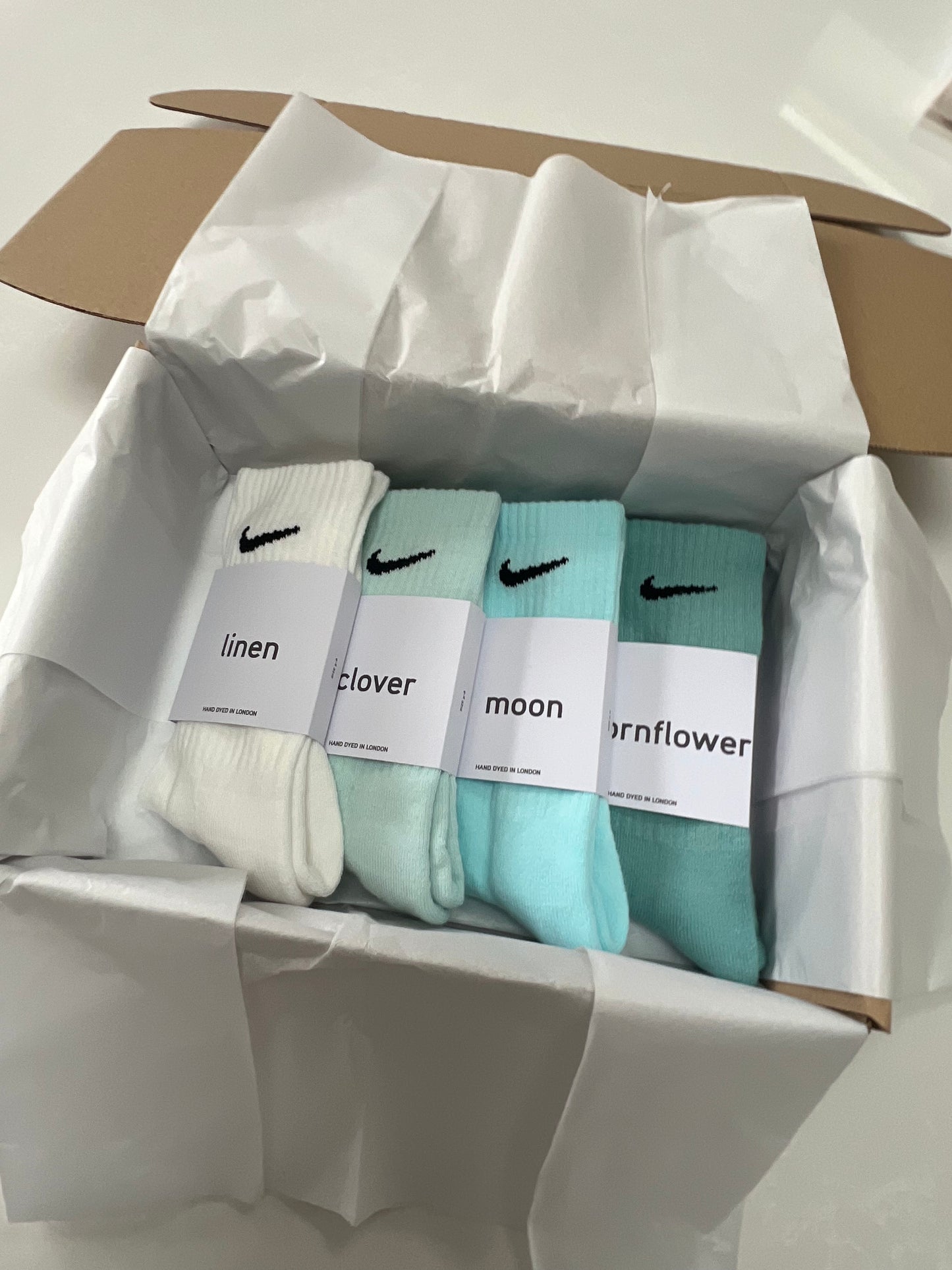 4 pairs Nike crew socks. 4 pack Nike everyday crew socks. Hand dyed colours.