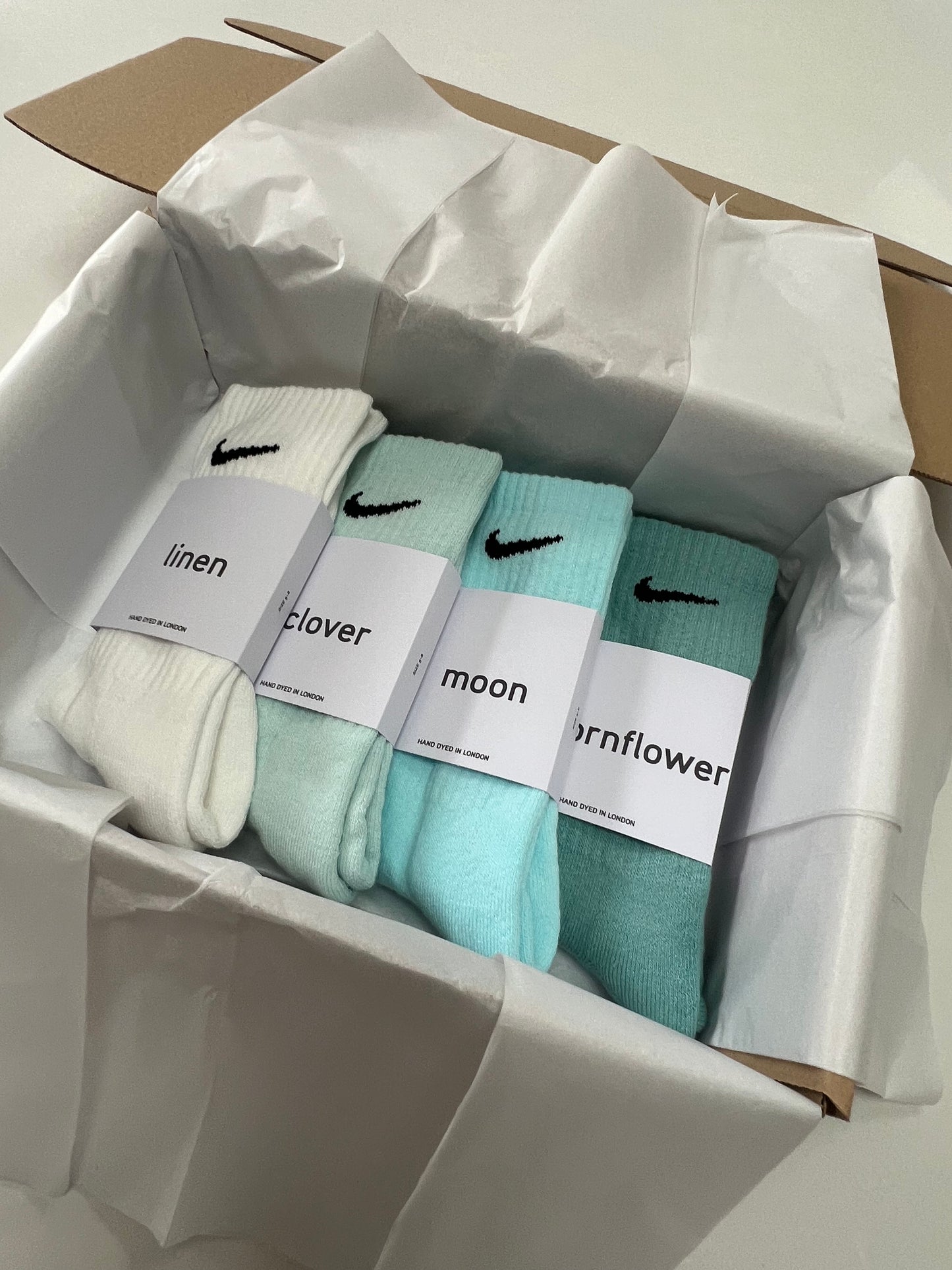 4 pairs Nike crew socks. 4 pack Nike everyday crew socks. Hand dyed colours.