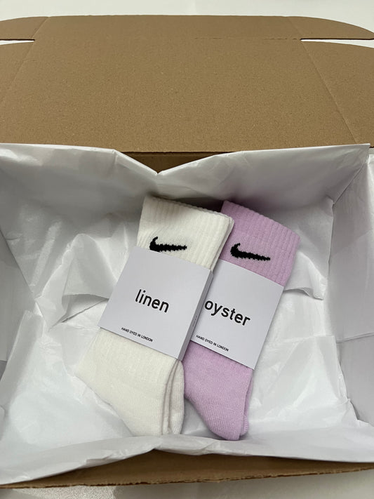 2 pairs Nike crew socks. 2 pack Nike everyday crew socks. Hand dyed colours.