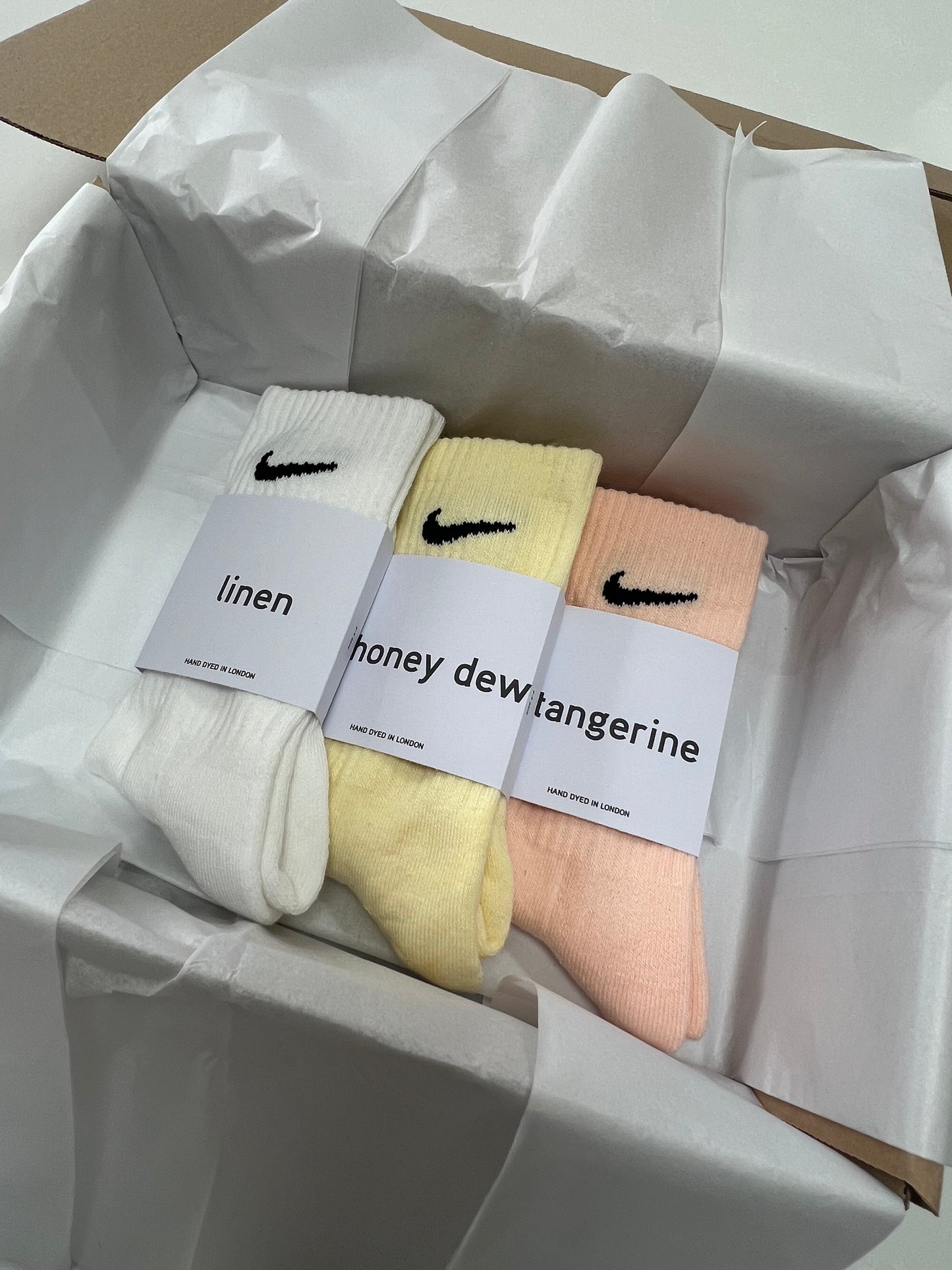 3 pairs Nike crew socks. 3 pack Nike everyday crew socks. Hand dyed colours.
