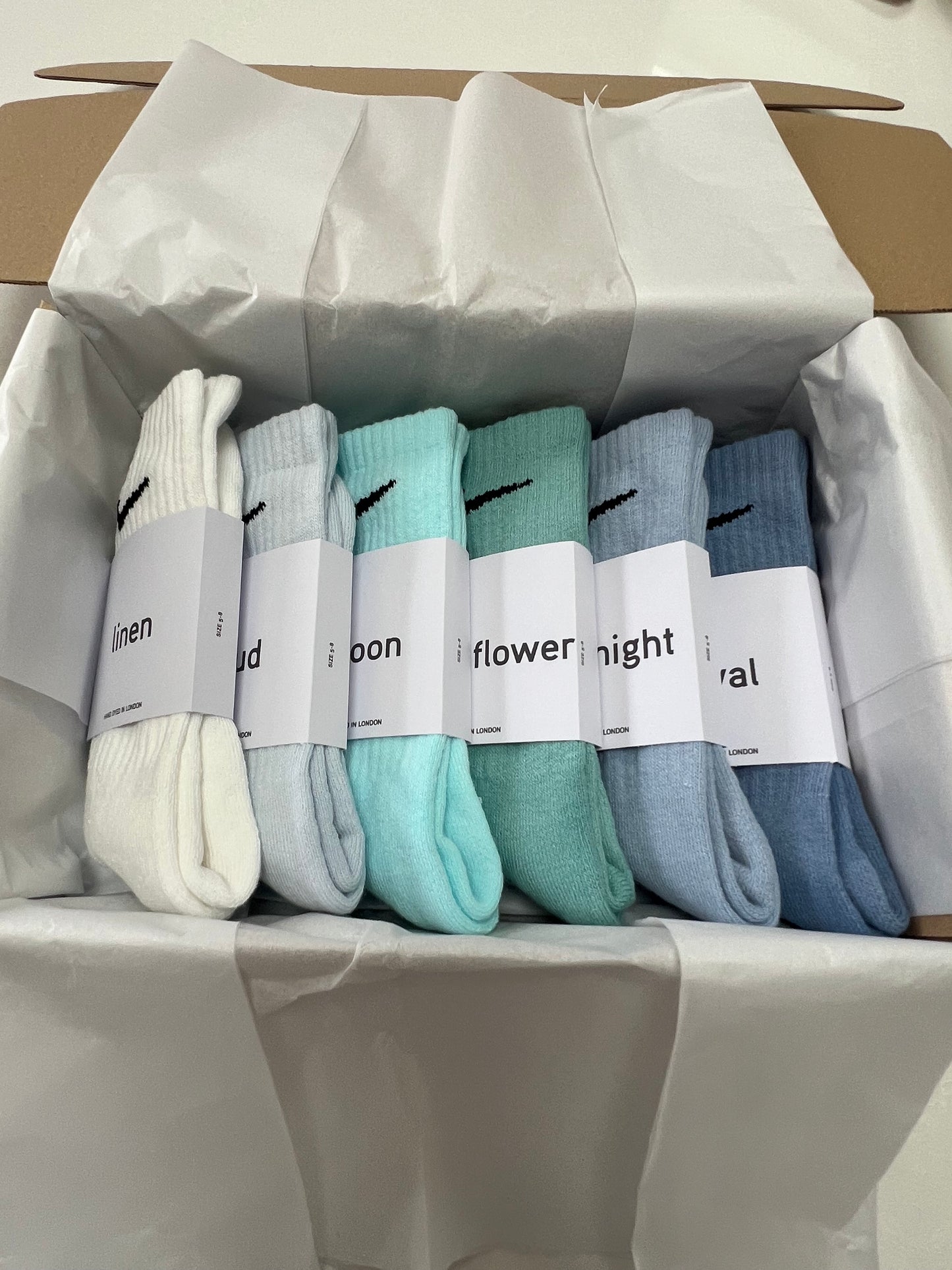 6 pairs Nike crew socks. 6 pack Nike everyday crew socks. Hand dyed colours.