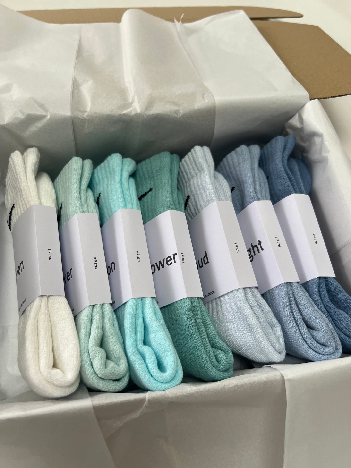 7 pairs Nike crew socks. 7 pack Nike everyday crew socks. Hand dyed colours.