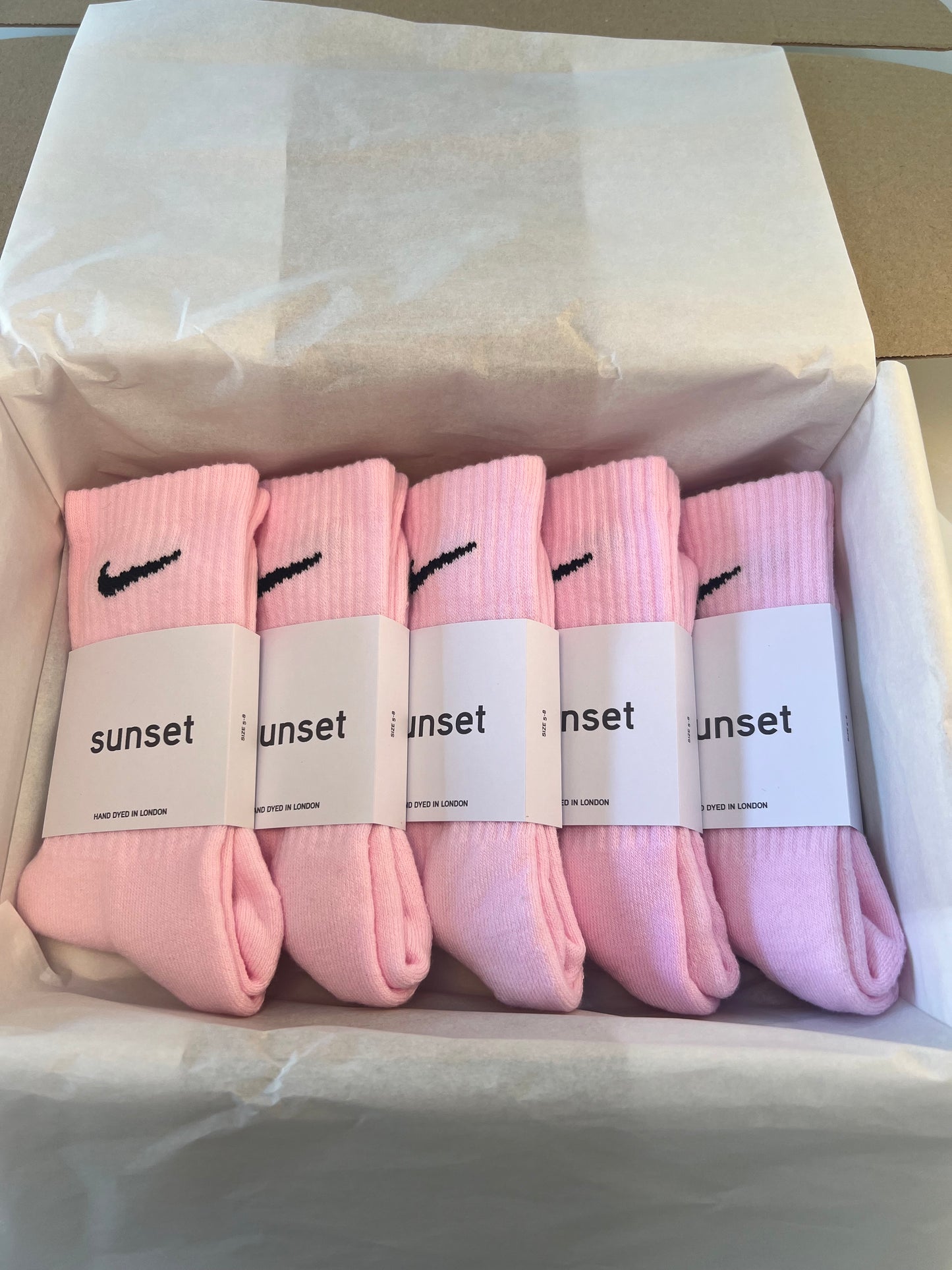5 pairs Nike crew socks. 5 pack Nike everyday crew socks. Hand dyed colours.