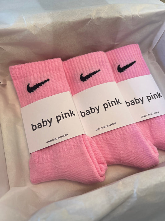 3 pairs Nike crew socks. 3 pack Nike everyday crew socks. Hand dyed colours.