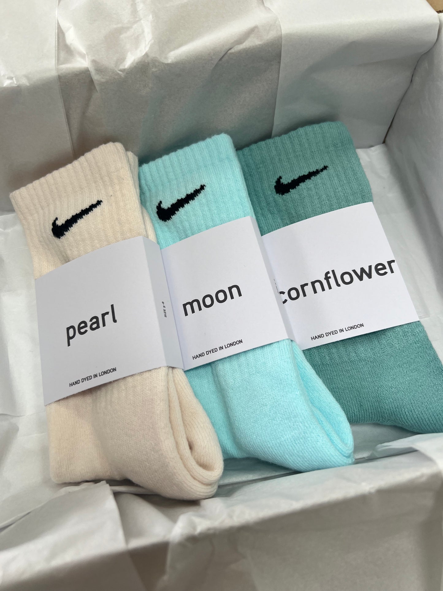 3 pairs Nike crew socks. 3 pack Nike everyday crew socks. Hand dyed colours.