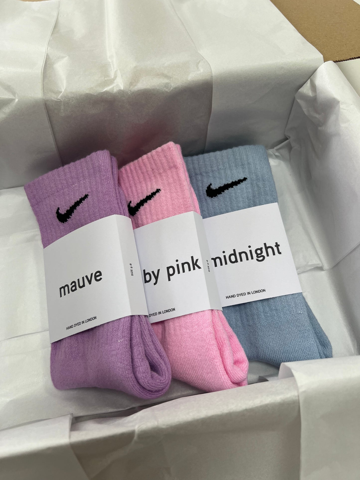 3 pairs Nike crew socks. 3 pack Nike everyday crew socks. Hand dyed colours.
