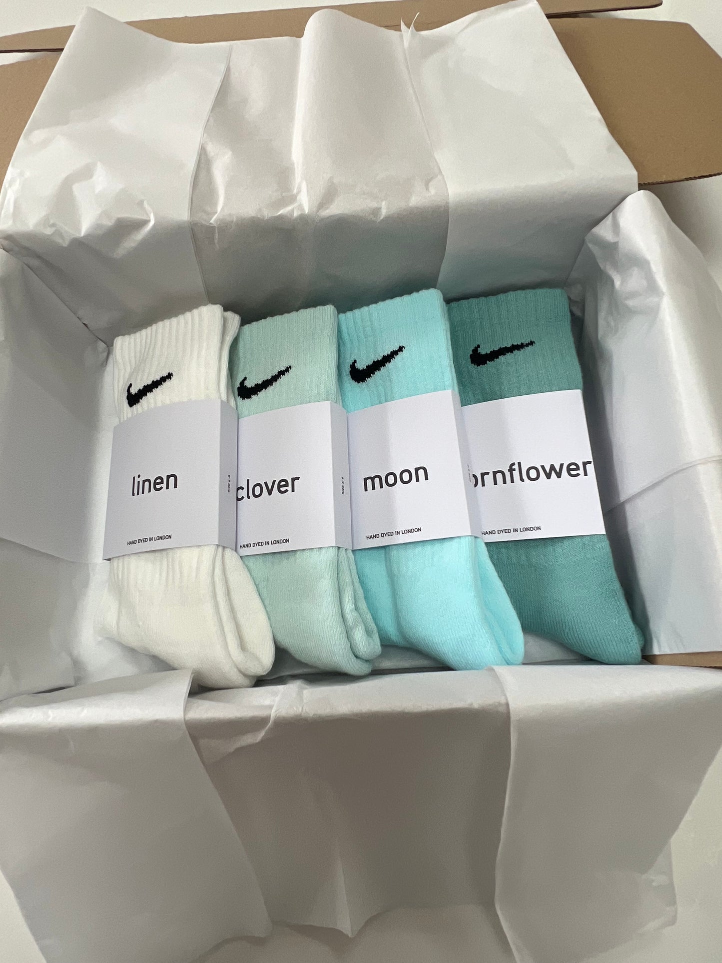 4 pairs Nike crew socks. 4 pack Nike everyday crew socks. Hand dyed colours.