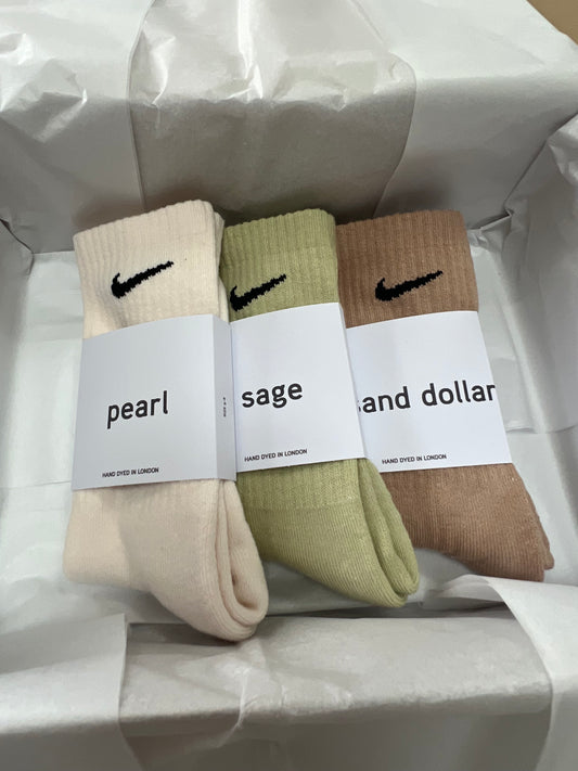 3 pairs Nike crew socks. 3 pack Nike everyday crew socks. Hand dyed colours.