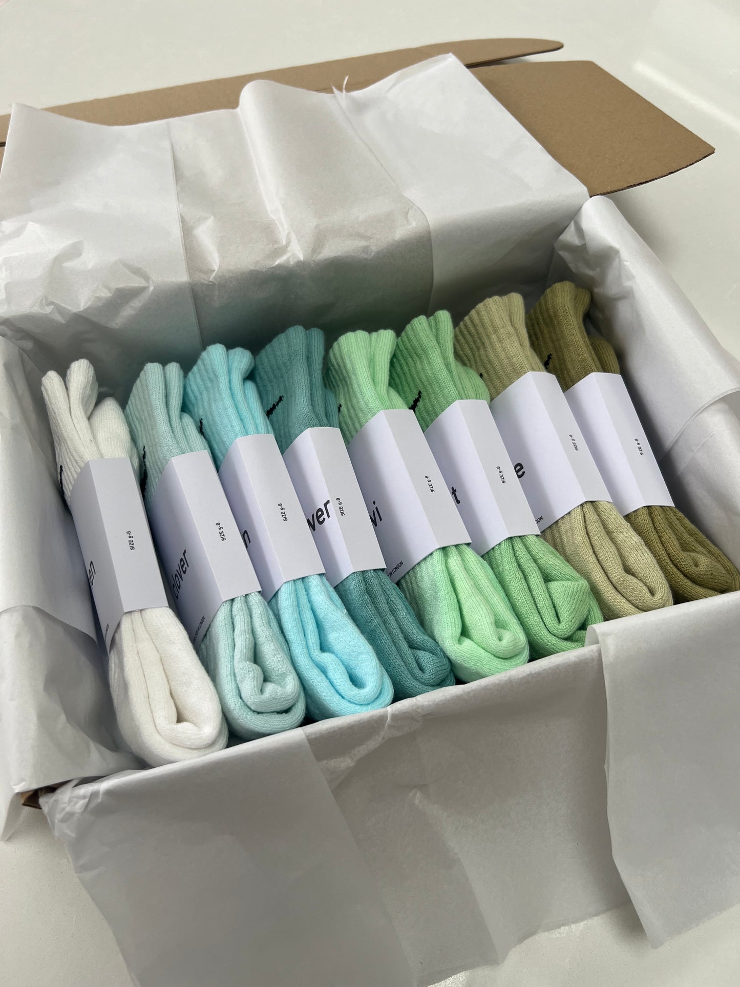 8 pairs Nike crew socks. 8 pack Nike everyday crew socks. Hand dyed colours.