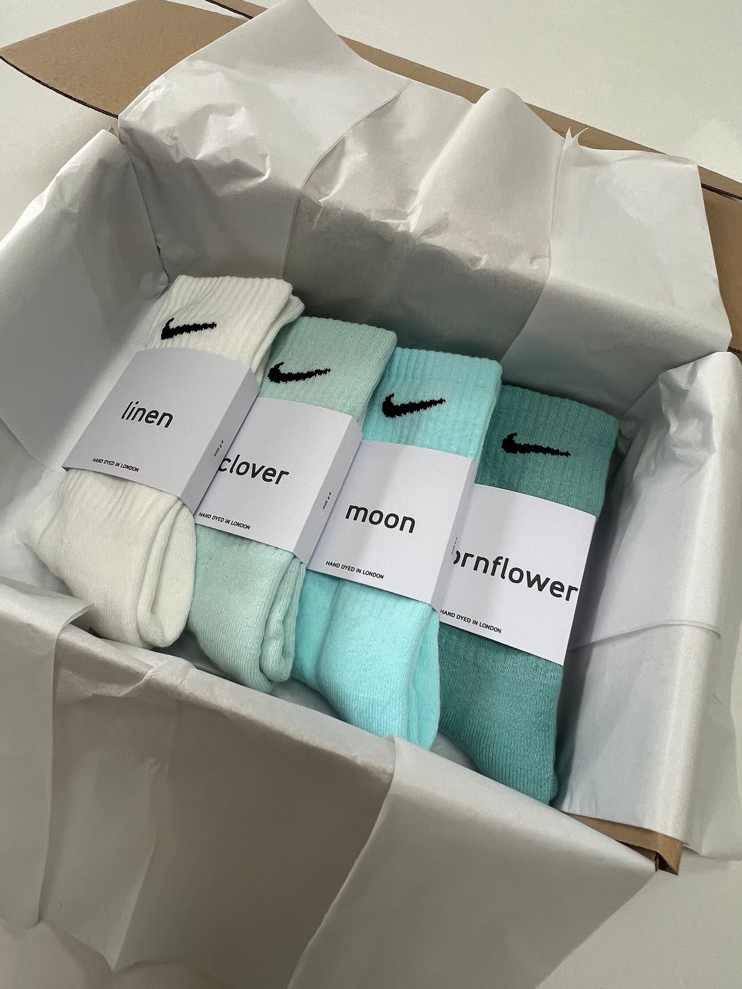4 pairs Nike crew socks. 4 pack Nike everyday crew socks. Hand dyed colours.