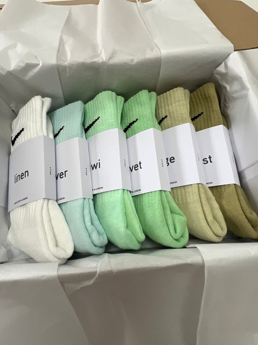 6 pairs Nike crew socks. 6 pack Nike everyday crew socks. Hand dyed colours.