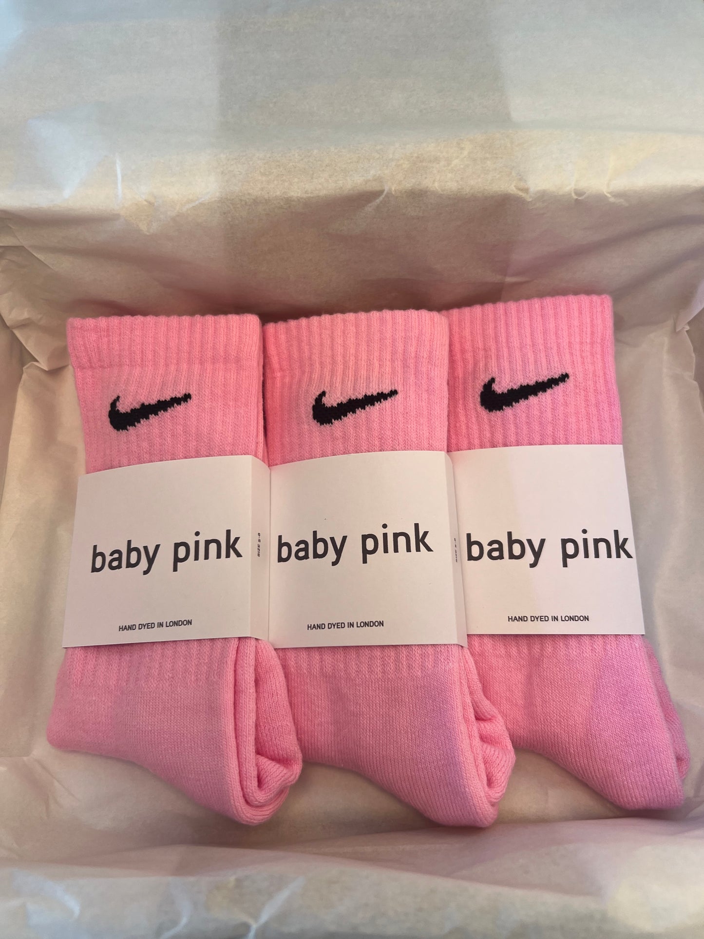 3 pairs Nike crew socks. 3 pack Nike everyday crew socks. Hand dyed colours.