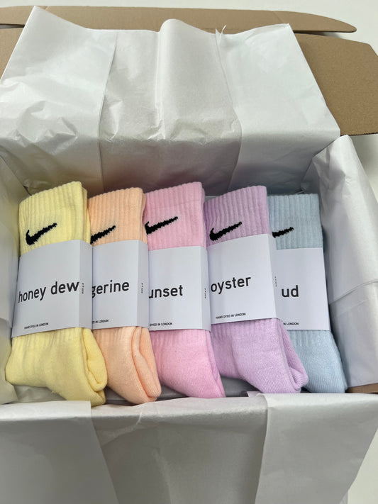 5 pairs Nike crew socks. 5 pack Nike everyday crew socks. Hand dyed colours.