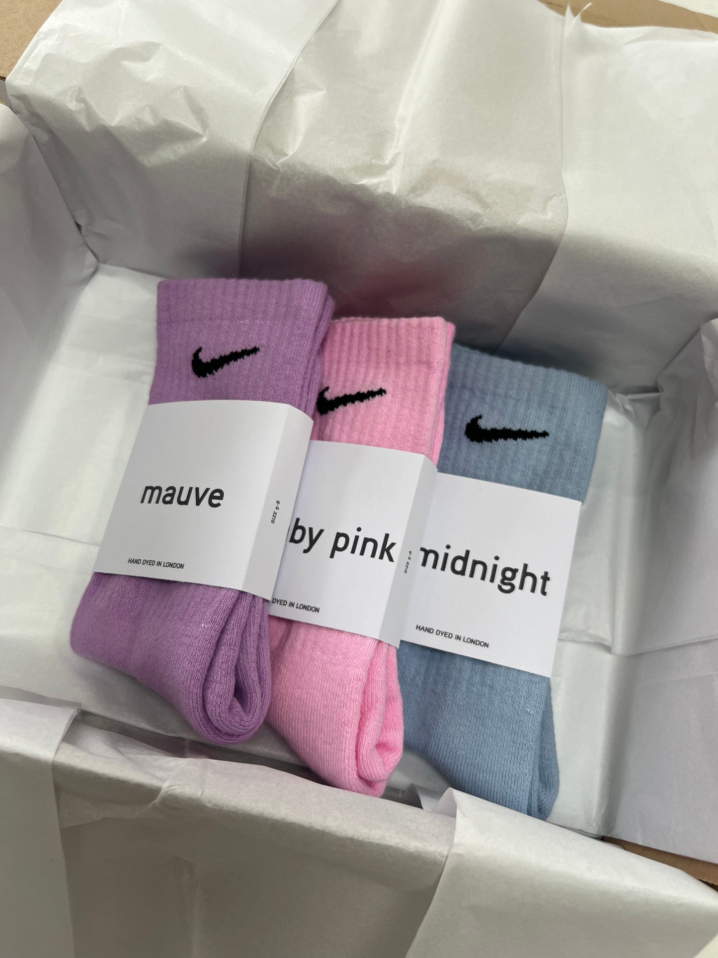 3 pairs Nike crew socks. 3 pack Nike everyday crew socks. Hand dyed colours.