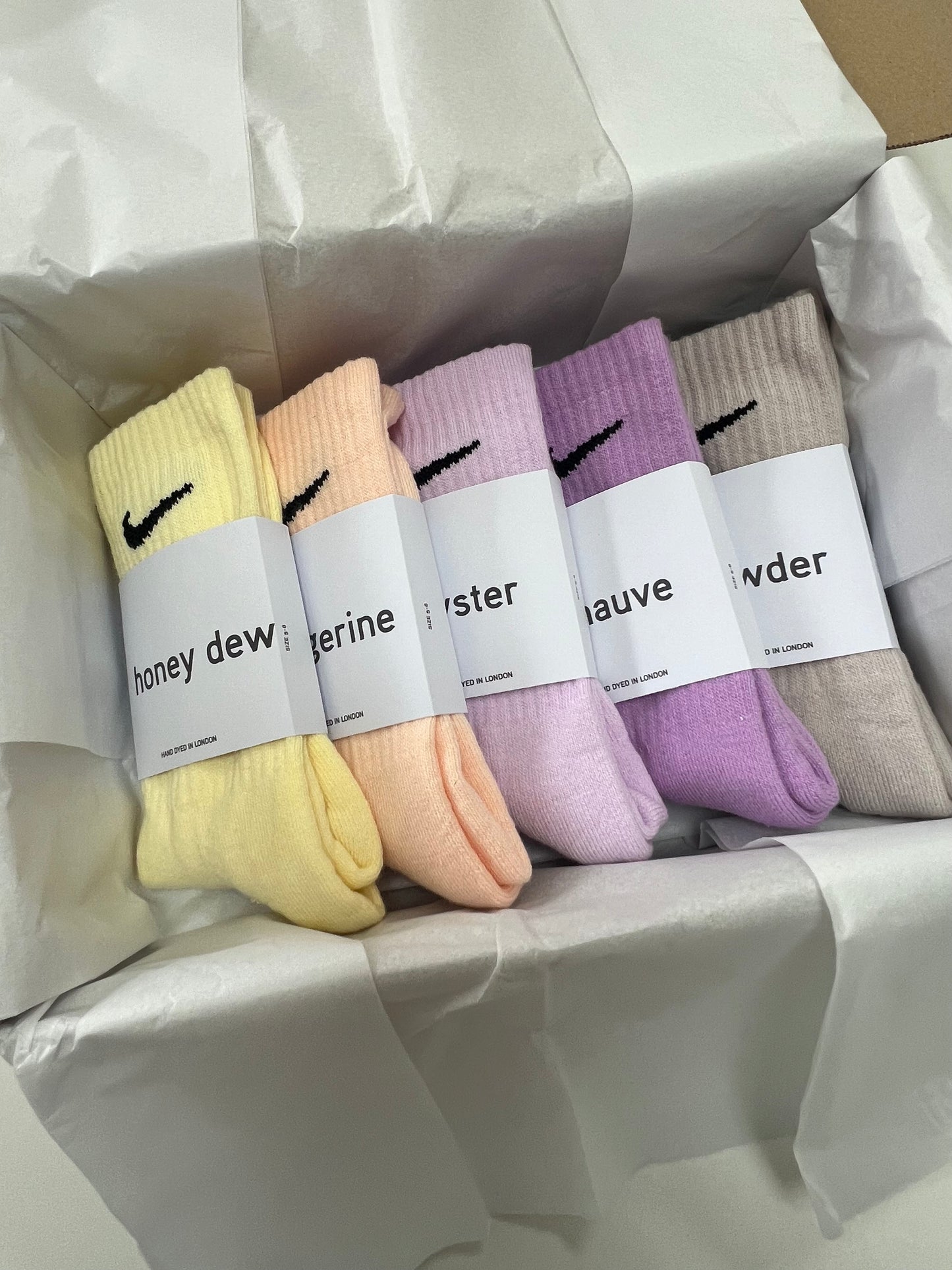 5 pairs Nike crew socks. 5 pack Nike everyday crew socks. Hand dyed colours.