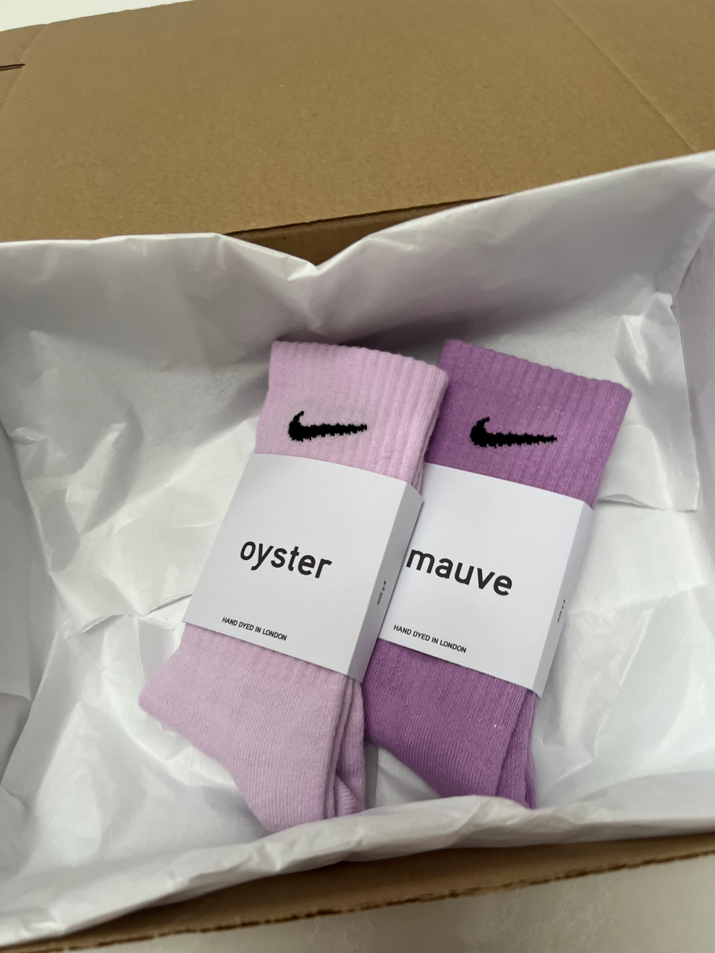 2 pairs Nike crew socks. 2 pack Nike everyday crew socks. Hand dyed colours.