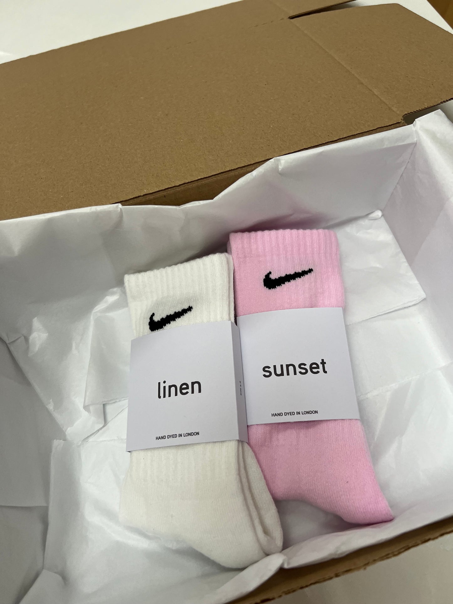 2 pairs Nike crew socks. 2 pack Nike everyday crew socks. Hand dyed colours.