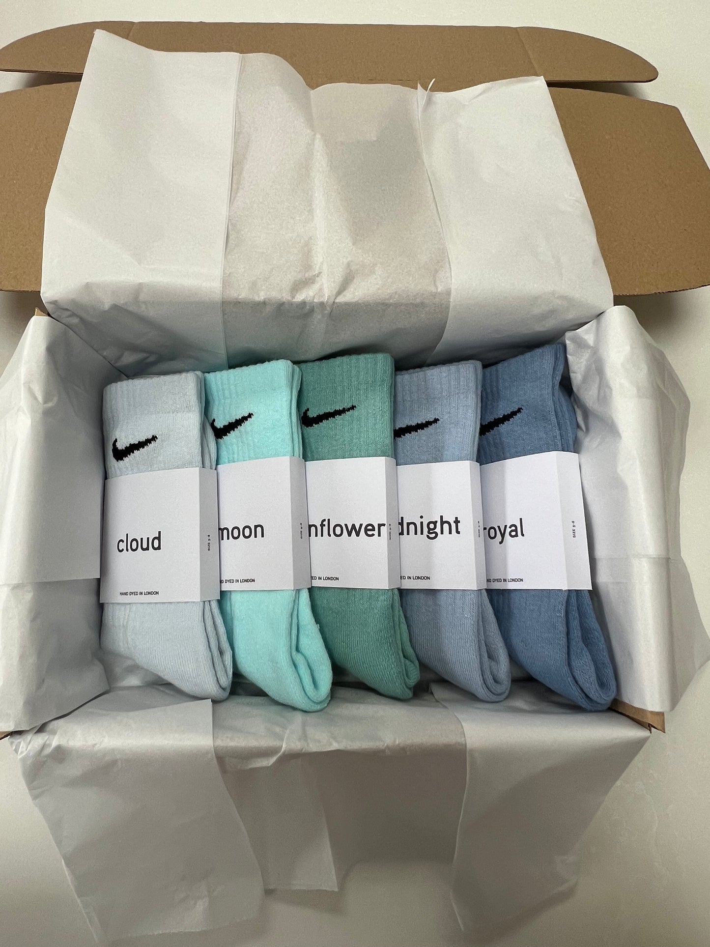 5 pairs Nike crew socks. 5 pack Nike everyday crew socks. Hand dyed colours.