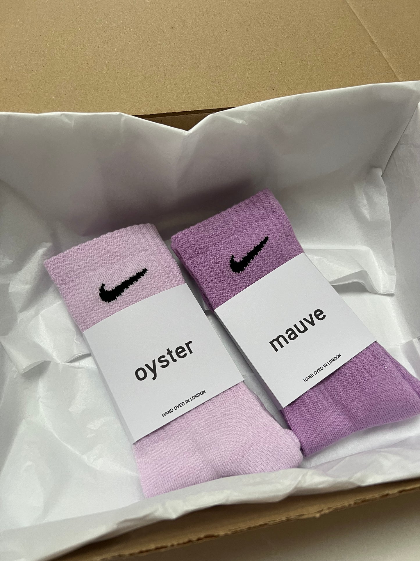 2 pairs Nike crew socks. 2 pack Nike everyday crew socks. Hand dyed colours.