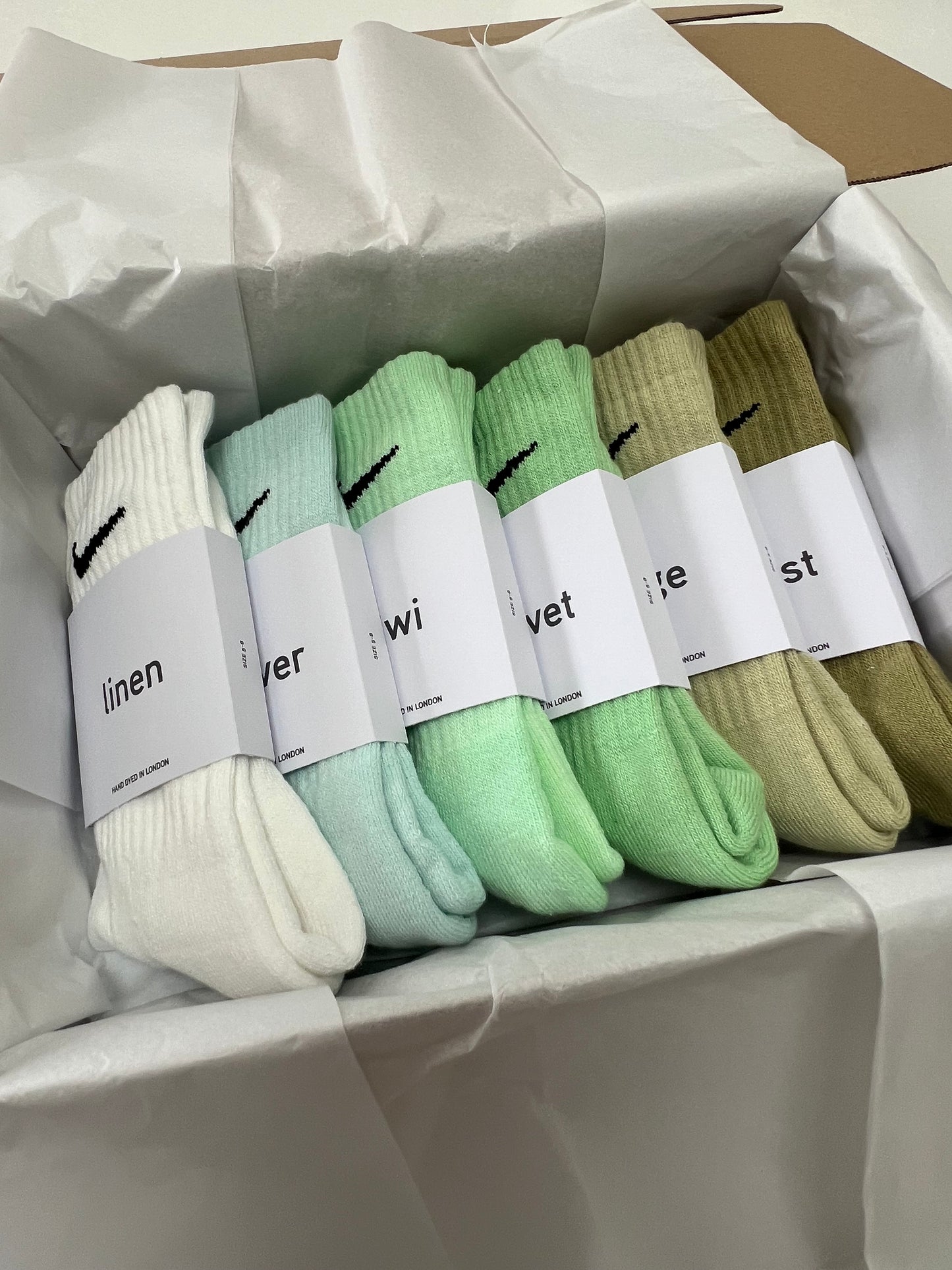 6 pairs Nike crew socks. 6 pack Nike everyday crew socks. Hand dyed colours.