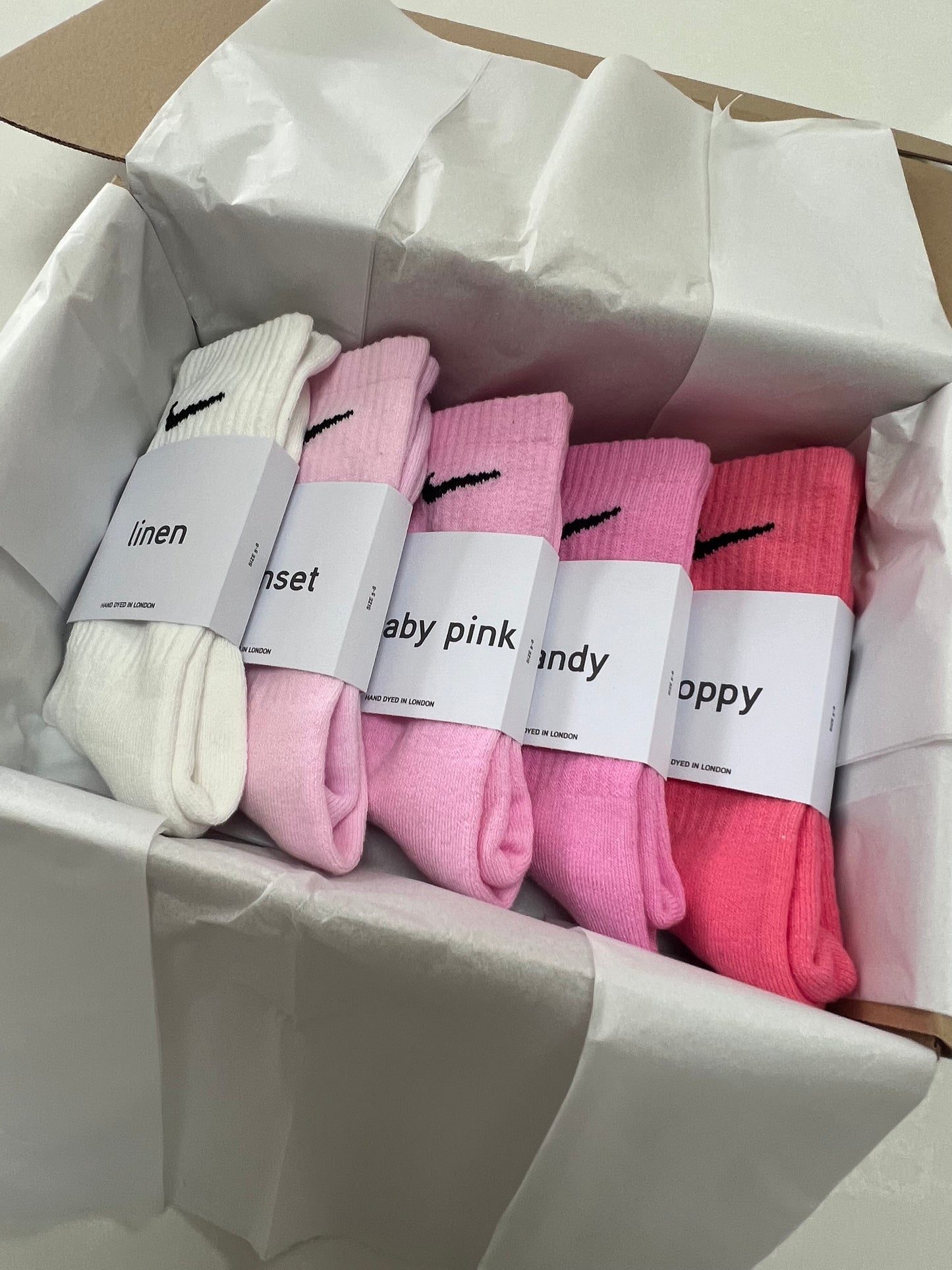 5 pairs Nike crew socks. 5 pack Nike everyday crew socks. Hand dyed colours.