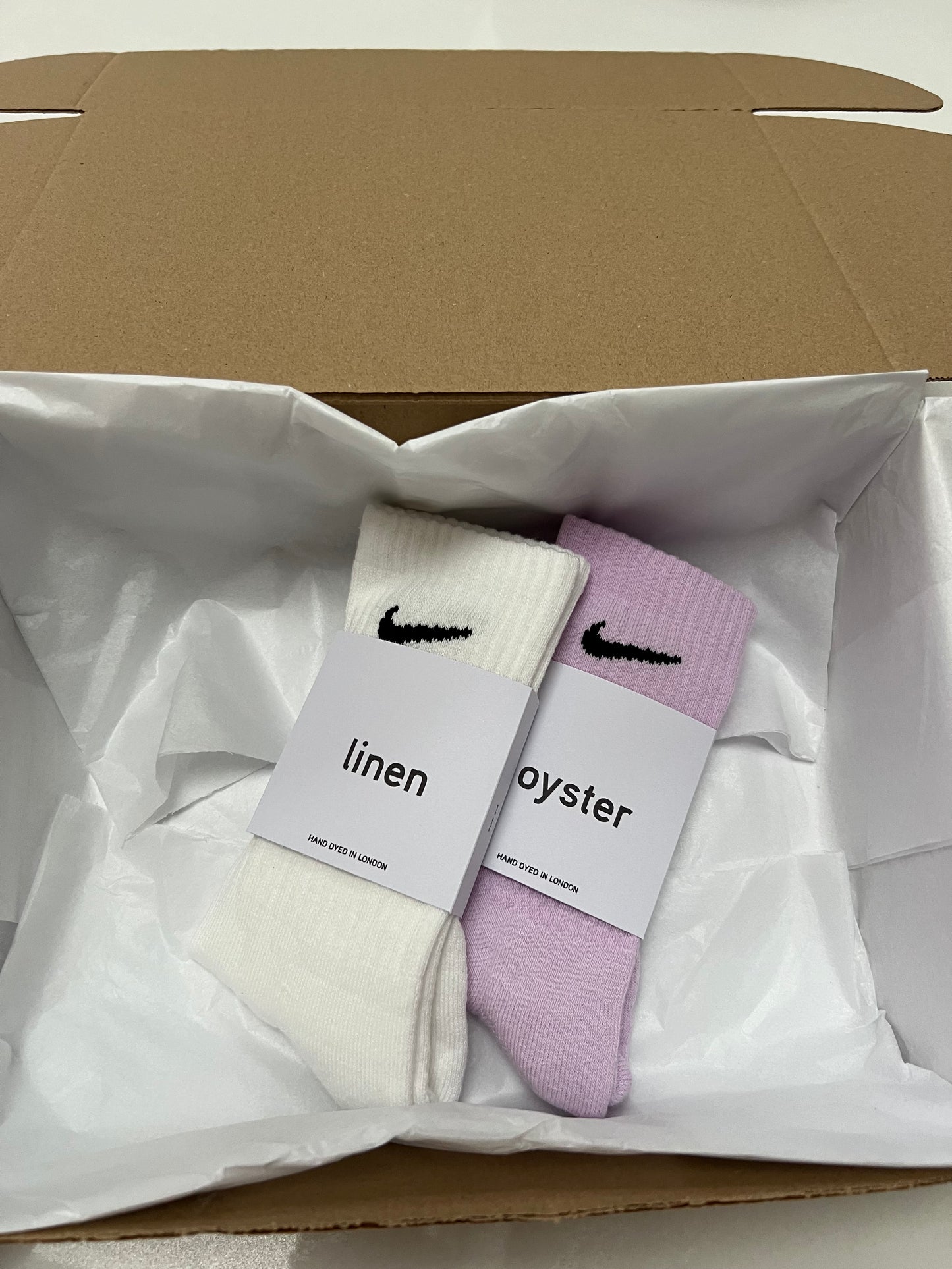 2 pairs Nike crew socks. 2 pack Nike everyday crew socks. Hand dyed colours.