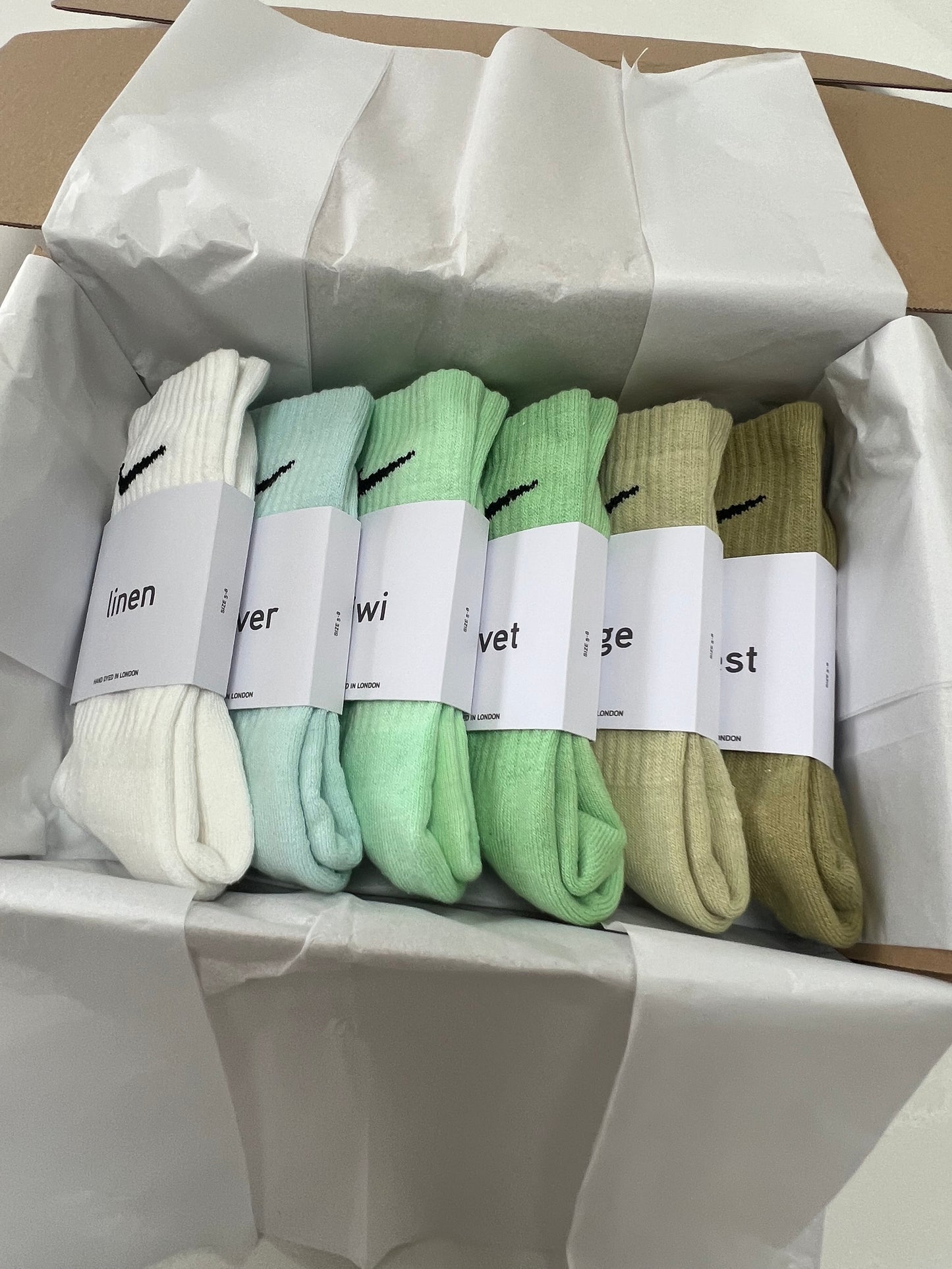 6 pairs Nike crew socks. 6 pack Nike everyday crew socks. Hand dyed colours.