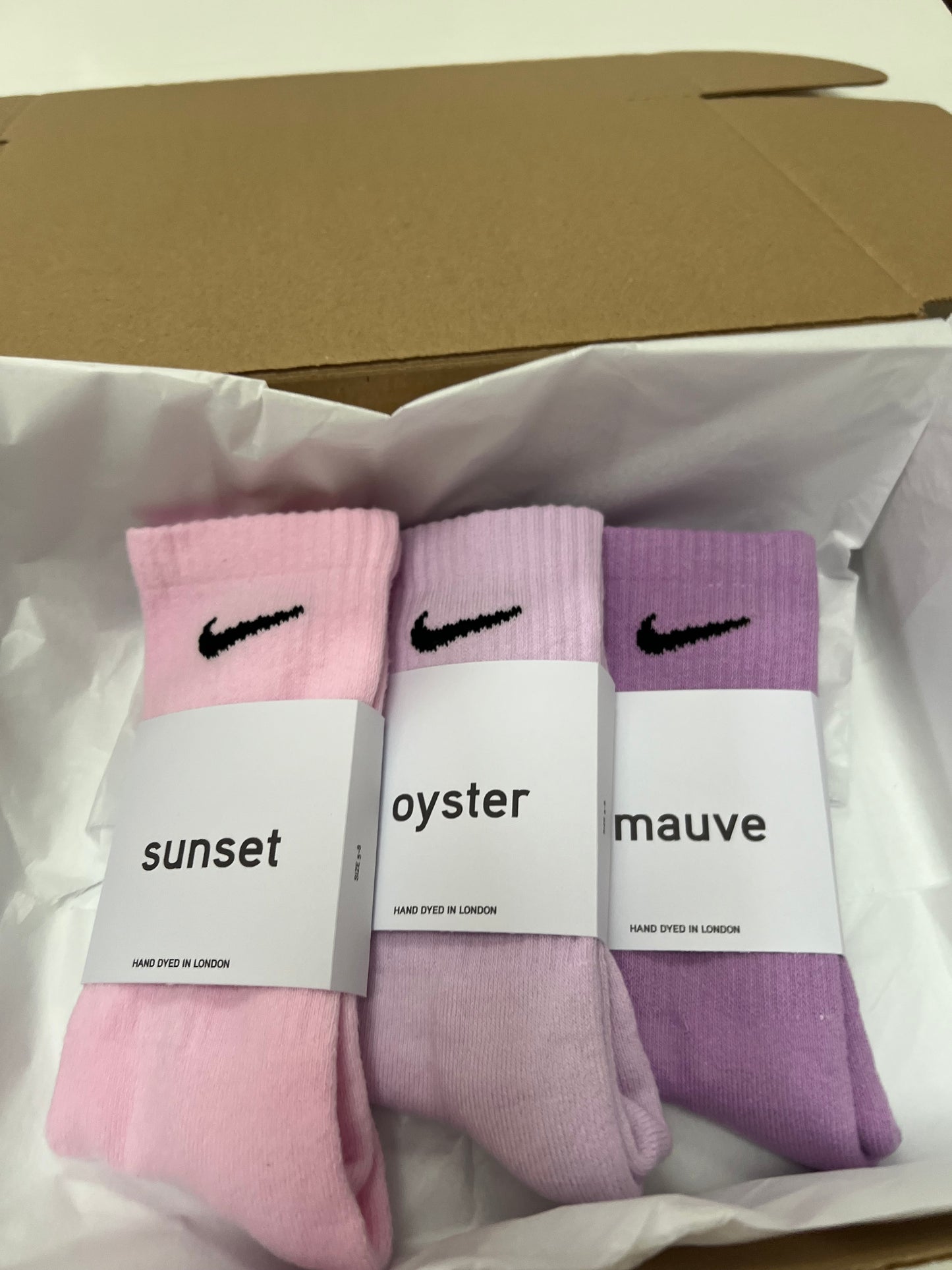 3 pairs Nike crew socks. 3 pack Nike everyday crew socks. Hand dyed colours.